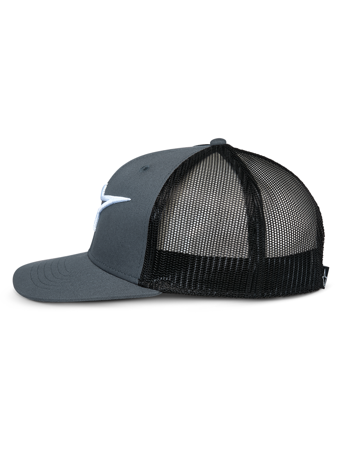 Alpinestars Corp Trucker, casquette trucker, gris et noir, vue de profil montrant la visière plate, la couronne grise structurée, les panneaux arrière en maille noire et le logo brodé blanc, couvre-chef décontracté inspiré du sport automobile