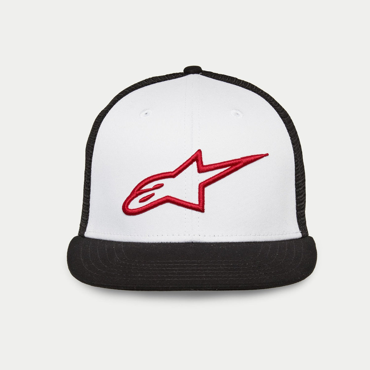 Casquette Trucker Alpinestars Corp, casquette à visière plate avec couronne structurée, panneau avant blanc avec arrière en maille noire et visière noire, logo Alpinestars rouge brodé en 3D, couvre-chef décontracté inspiré du sport automobile
