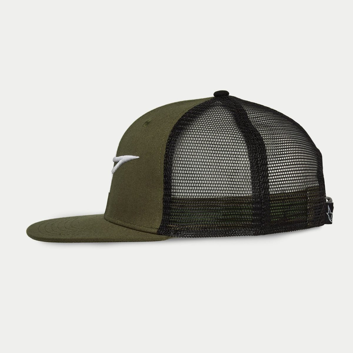 Casquette Alpinestars Corp Trucker en Military Black, vue de profil, visière plate et couronne structurée vert olive avec logo blanc brodé en 3D, panneaux arrière en maille noire pour la ventilation