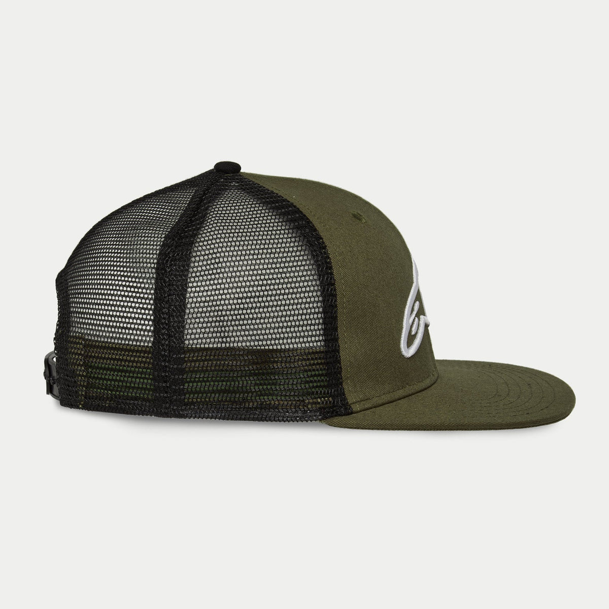 Casquette Alpinestars Corp Trucker, Military Black, vue de profil, casquette trucker à visière plate, couronne structurée vert olive avec logo brodé en 3D blanc, panneaux arrière en maille noire, fermeture snapback réglable