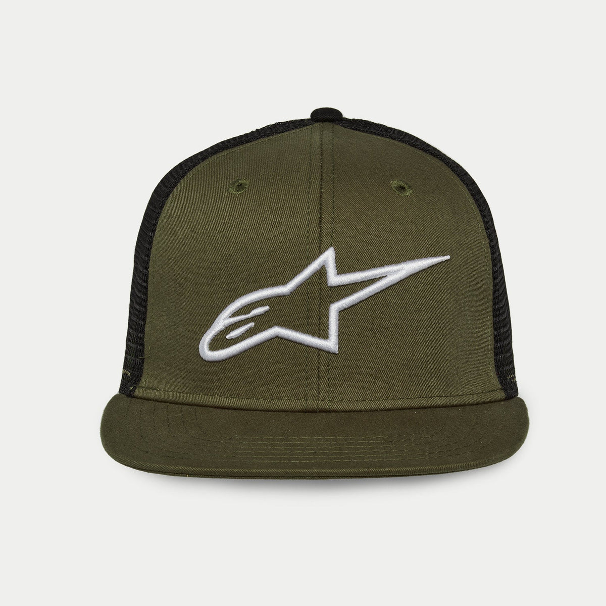 Casquette Trucker Alpinestars Corp, casquette à visière plate, avant et visière vert militaire avec arrière en maille noire, logo A-star blanc brodé en 3D, couronne structurée, accessoire motorsport décontracté