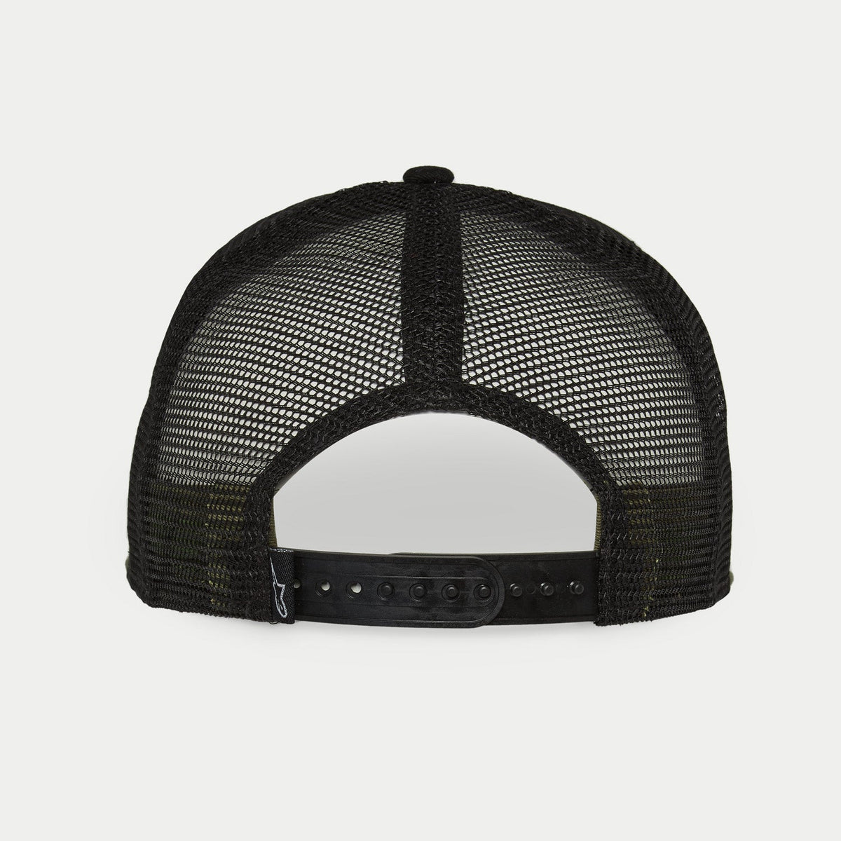 Casquette Alpinestars Corp Trucker, Military Black, vue arrière montrant les panneaux arrière en maille noire et la fermeture snapback réglable, petite étiquette avec logo tissé, accessoire décontracté d'inspiration motorsport