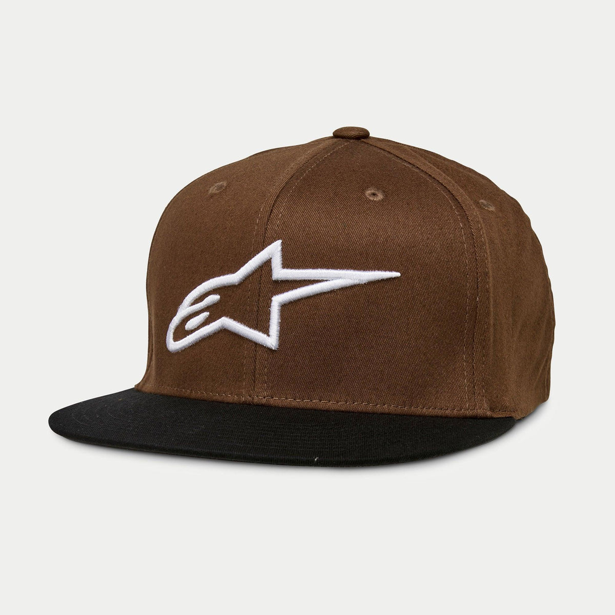 Casquette Alpinestars Ageless Flatbill, calotte marron avec visière plate noire, dotée d'un logo Alpinestars blanc brodé sur le devant, calotte structurée, accessoire décontracté inspiré des sports mécaniques.