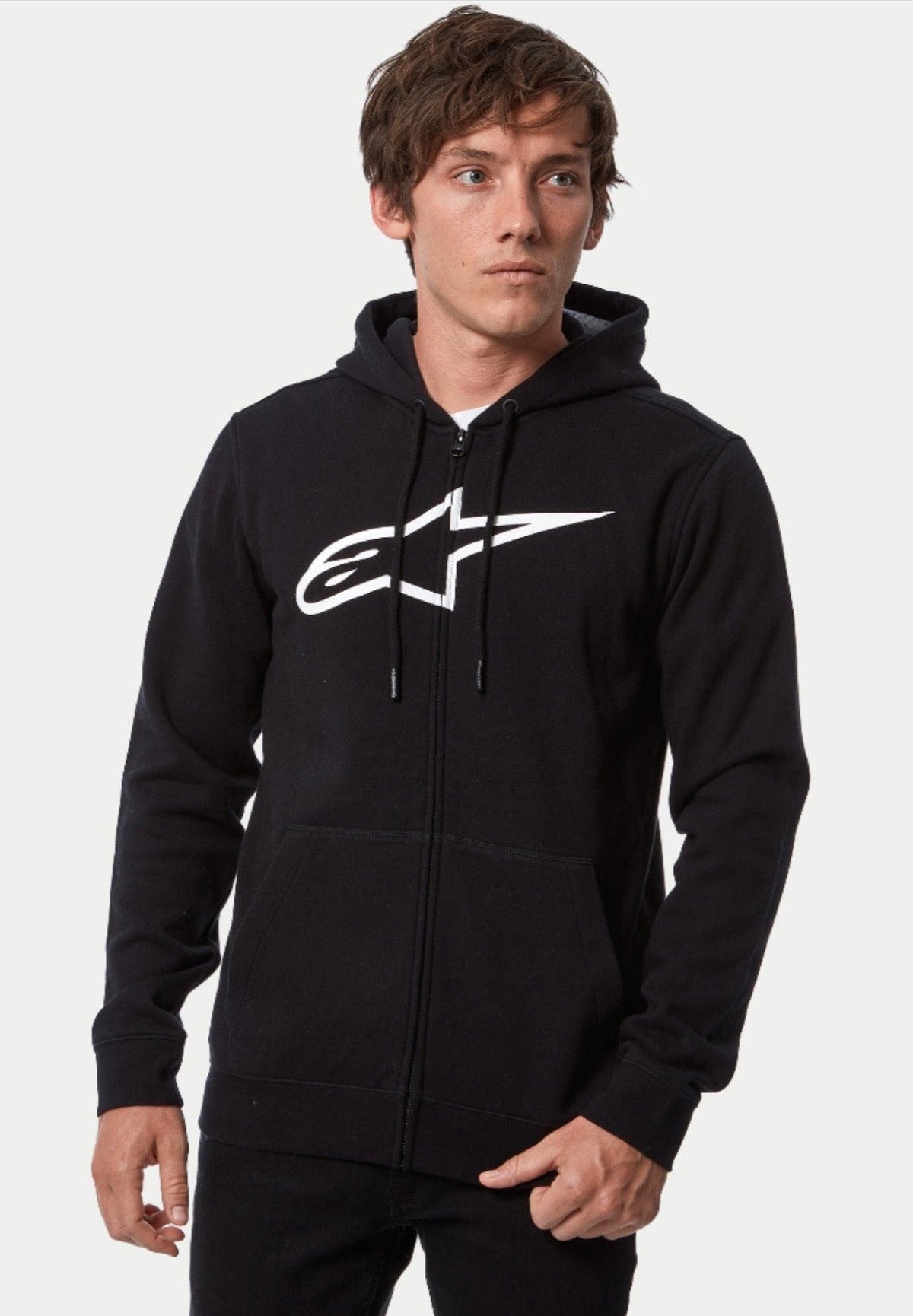 Sweat à capuche zippé Alpinestars Ageless V3, sweat à capuche avec fermeture éclair à l'avant, noir et blanc, arborant un grand logo Alpinestars blanc sur la poitrine, capuche à cordon de serrage et fermeture éclair intégrale, vêtement streetwear décontracté