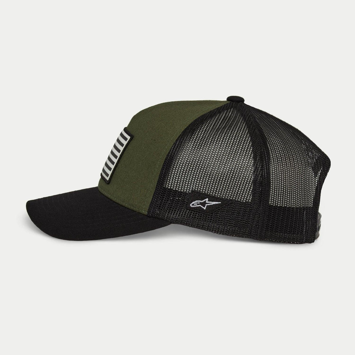 Casquette Snapback Alpinestars Flag en Military Black, vue de profil, panneau avant vert olive avec visière courbée noire et arrière en maille noire, logo brodé blanc sur le côté, couvre-chef décontracté inspiré du sport automobile