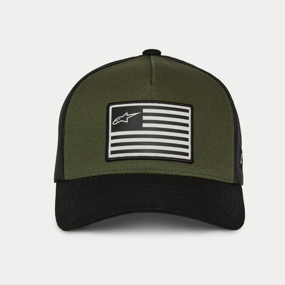 Casquette Snapback Alpinestars Flag en Military Black, vue de face montrant la calotte structurée vert olive, la visière courbée noire et l'arrière en maille noire avec un écusson drapeau central noir et blanc arborant le logo Alpinestars.