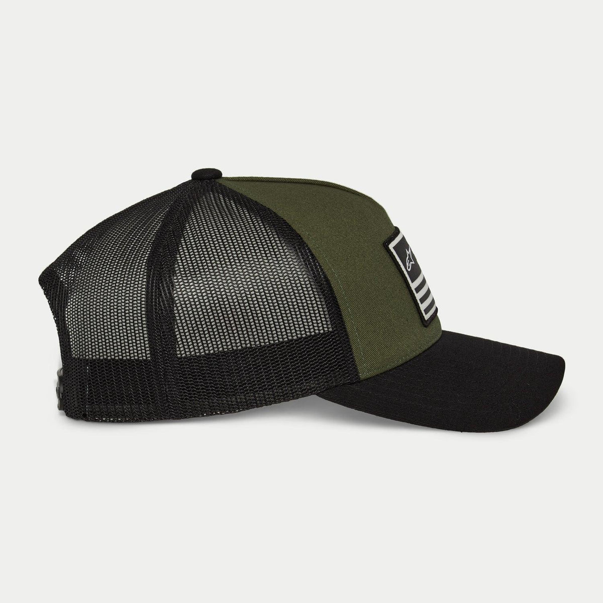Casquette Snapback Flag Alpinestars, vert militaire et noir, vue de profil avec visière courbée et panneaux arrière en maille noire, écusson rectangulaire à l'avant avec logo blanc et rayures, couvre-chef décontracté inspiré du sport automobile