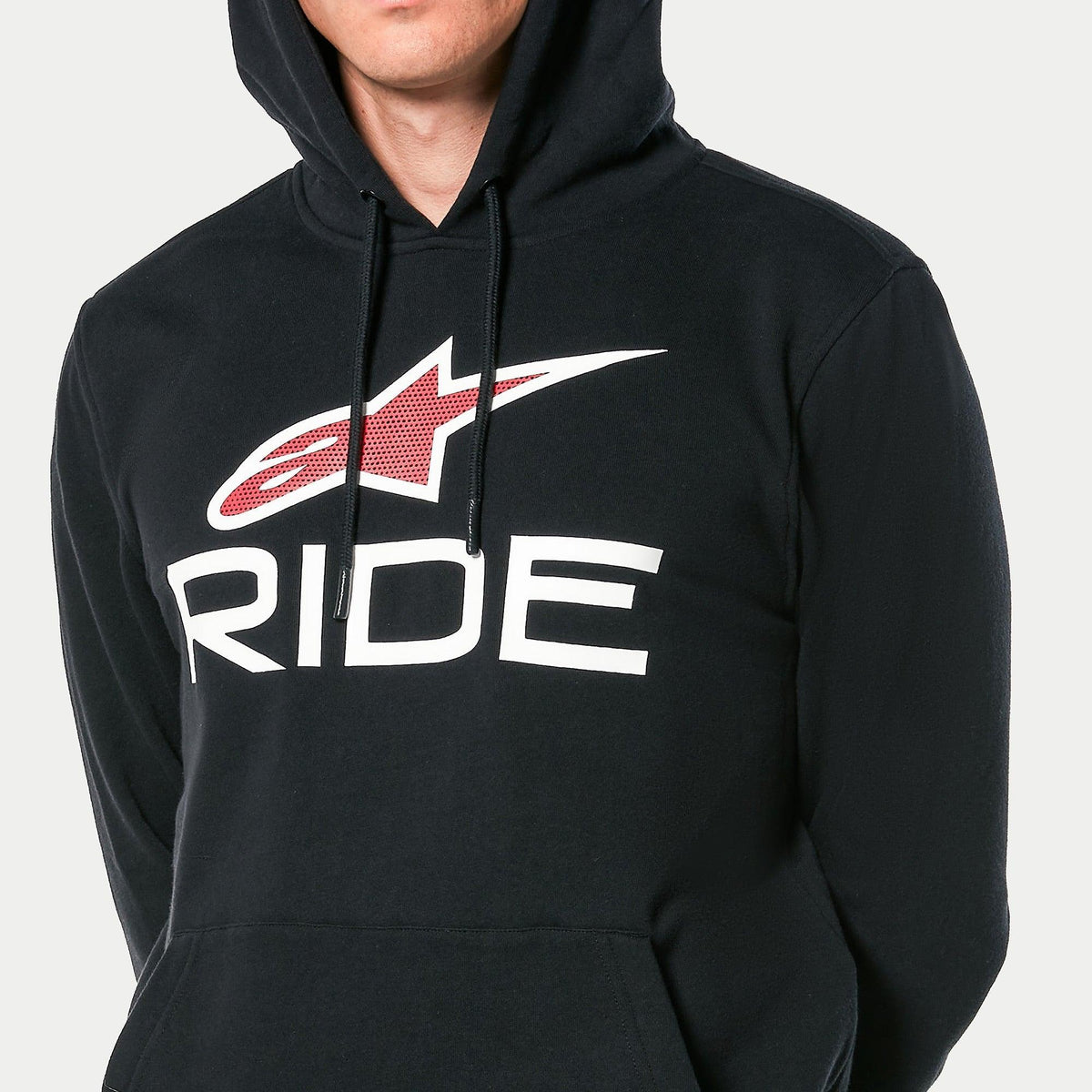 Sweat à capuche Alpinestars Ride 4.0, polaire noire à enfiler, avec texte 'RIDE' blanc et logo Alpinestars rouge à impression perforée sur la poitrine, streetwear décontracté avec capuche à cordon de serrage