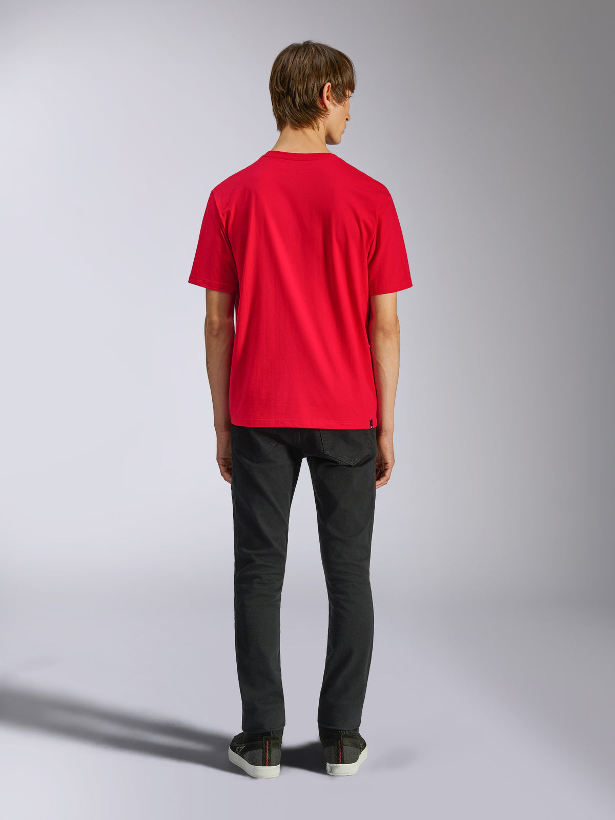 Alpinestars Ageless Shadow CSF Tee, t-shirt à manches courtes, rouge, vue de dos sur mannequin avec pantalon noir, streetwear décontracté motorsport