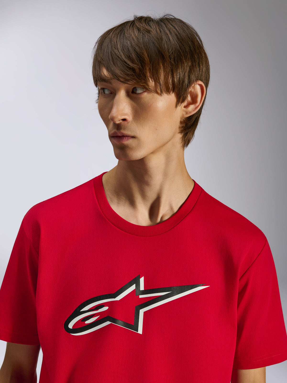Alpinestars Ageless Shadow CSF Tee, t-shirt à manches courtes, rouge, logo étoile Ageless à l'avant avec effet d'ombre noir et blanc, porté par un mannequin, design décontracté inspiré du sport automobile