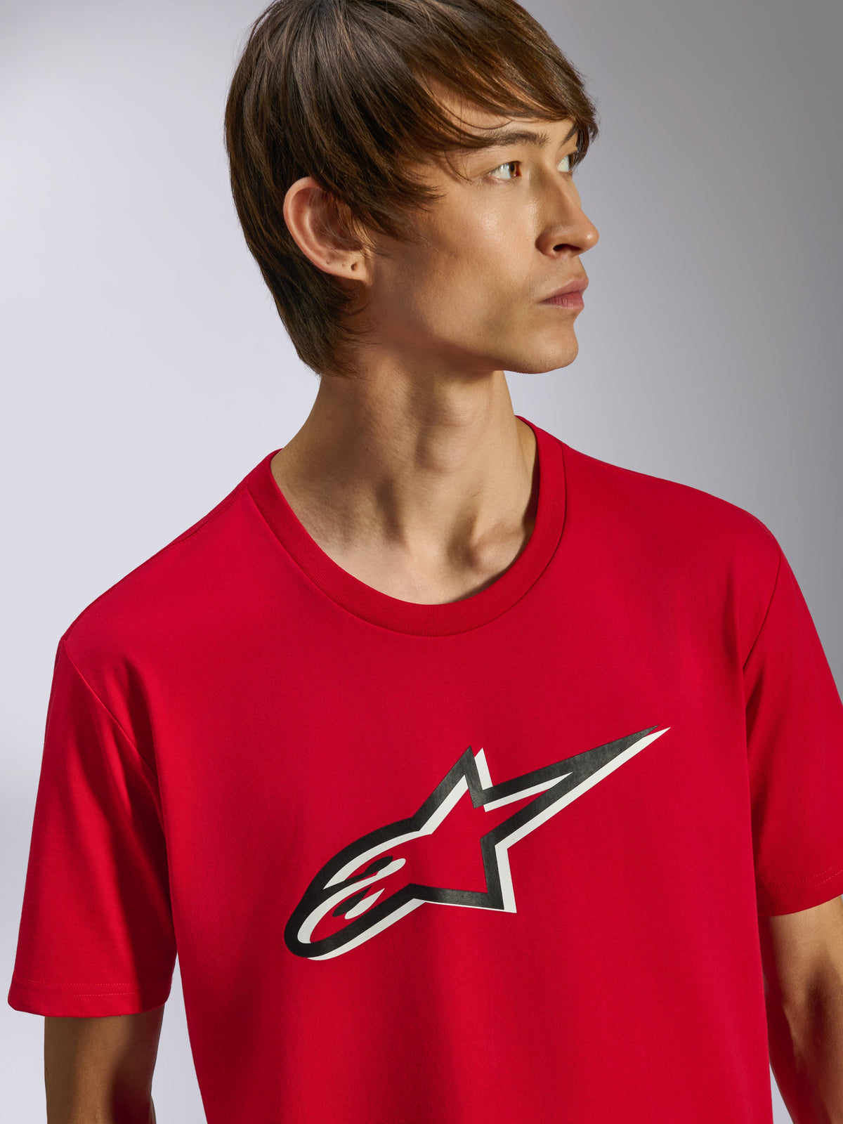 T-shirt Alpinestars Ageless Shadow CSF, T-shirt à manches courtes, rouge, avec logo Ageless à l'avant et effet d'ombre noir et blanc, porté par un mannequin, style streetwear décontracté motorsport
