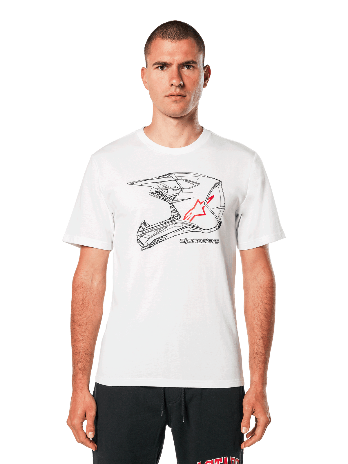 T-shirt Alpinestars MX Helmet CSF, t-shirt blanc à manches courtes, graphique filaire noir de casque de motocross avec logo étoile rouge, streetwear décontracté inspiré du sport automobile, porté par un modèle