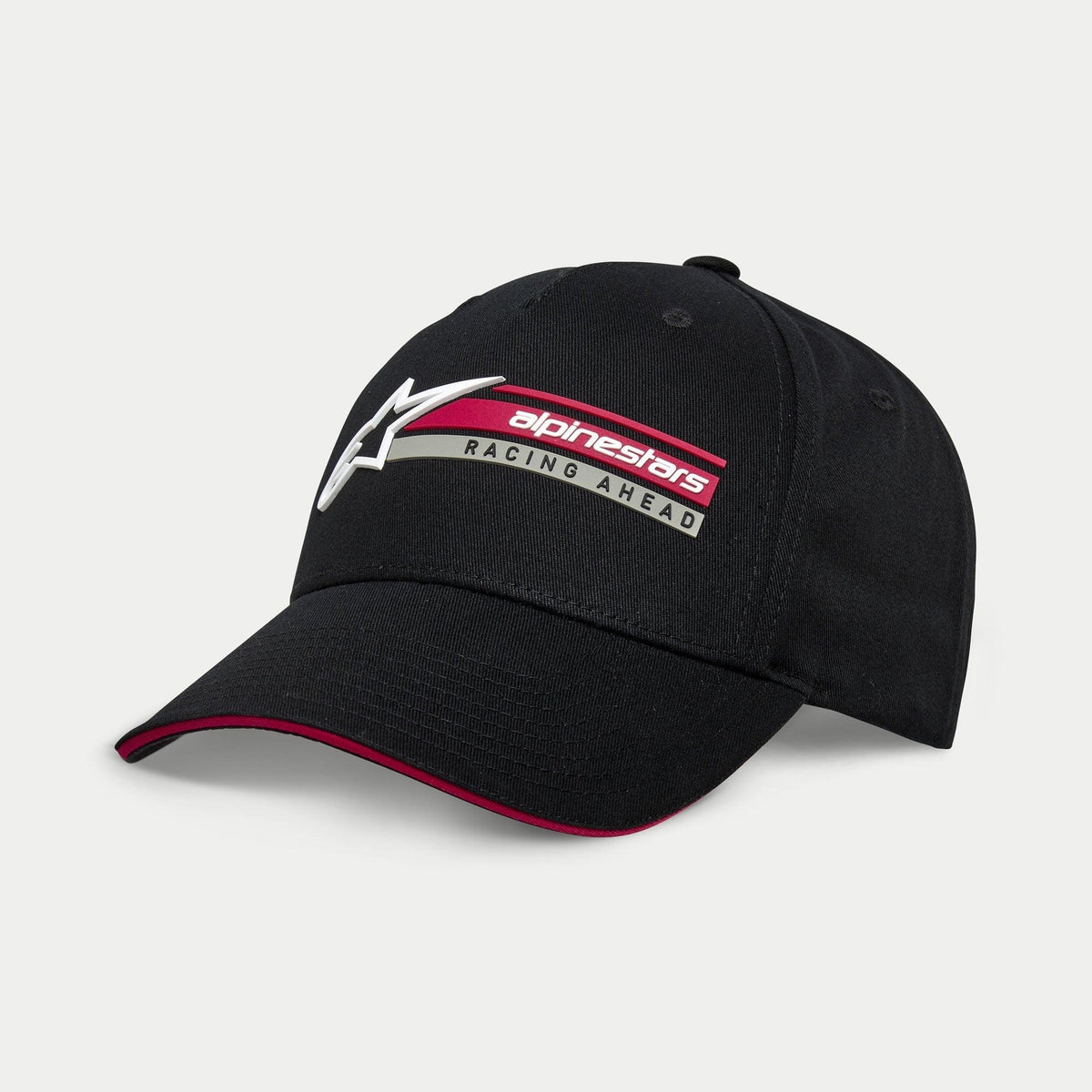 Casquette Alpinestars Par, snapback sportswear noire, avec logo blanc en 3D et barre graphique rouge et grise avec l'inscription 'Racing Ahead', visière courbée avec détail sandwich rouge, conception en sergé de coton structuré