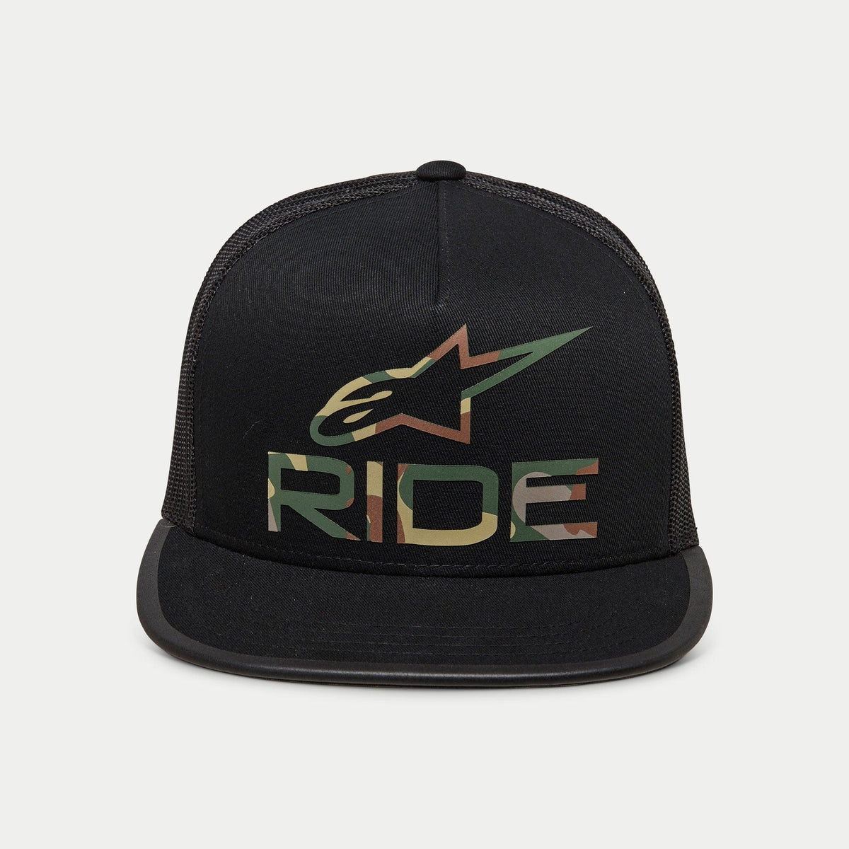 Casquette Trucker Alpinestars Ride 4.0 Camo, casquette snapback noire de style trucker, avec logo à motif camouflage et inscription « RIDE » sur une couronne structurée, visière plate, arrière en maille noire respirante, design décontracté inspiré du sport automobile