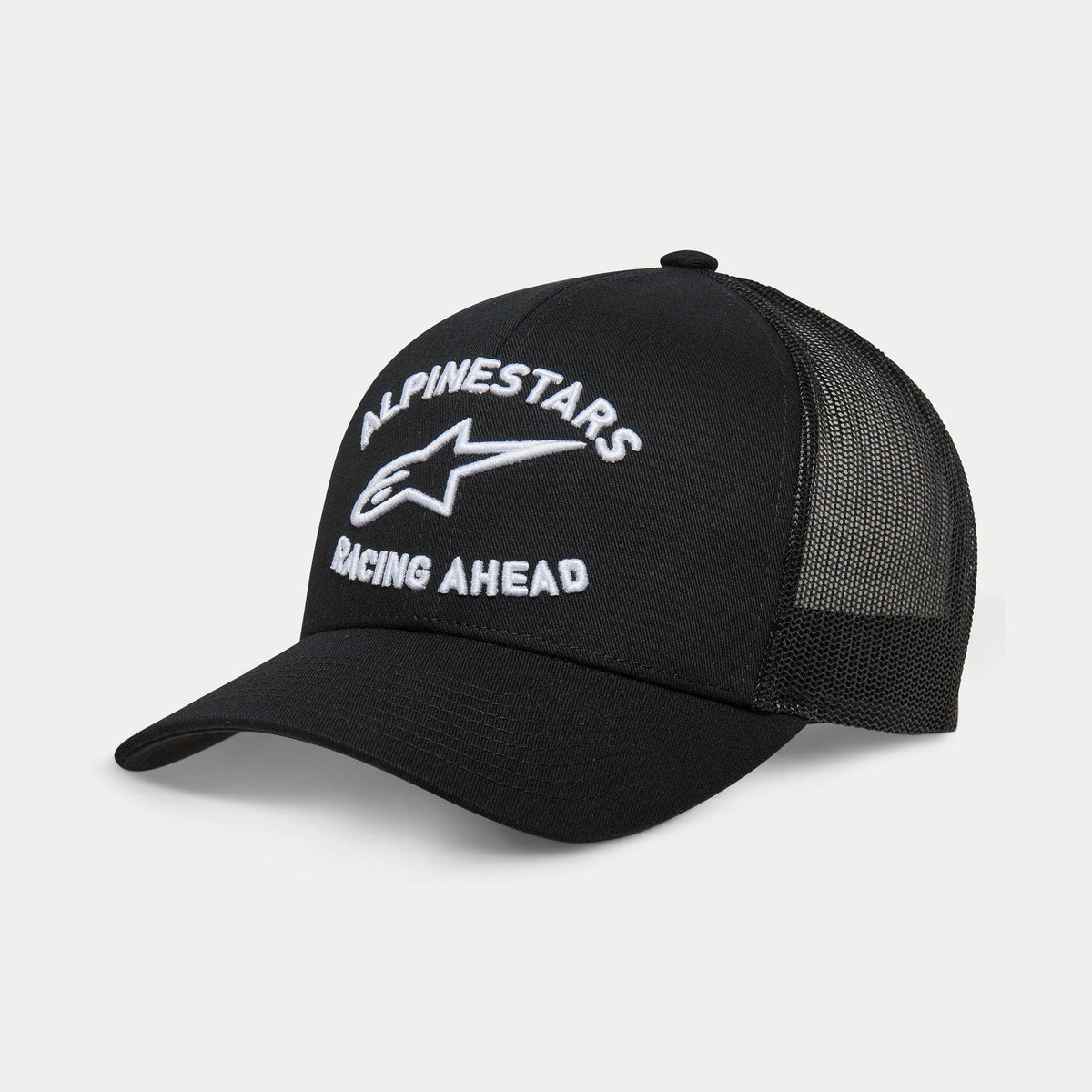 Casquette Trucker Triple Alpinestars, casquette trucker noire, visière courbée, broderie 3D blanche avec logos « ALPINESTARS » et « RACING AHEAD », panneaux avant en sergé et arrière en maille, style décontracté motorsport