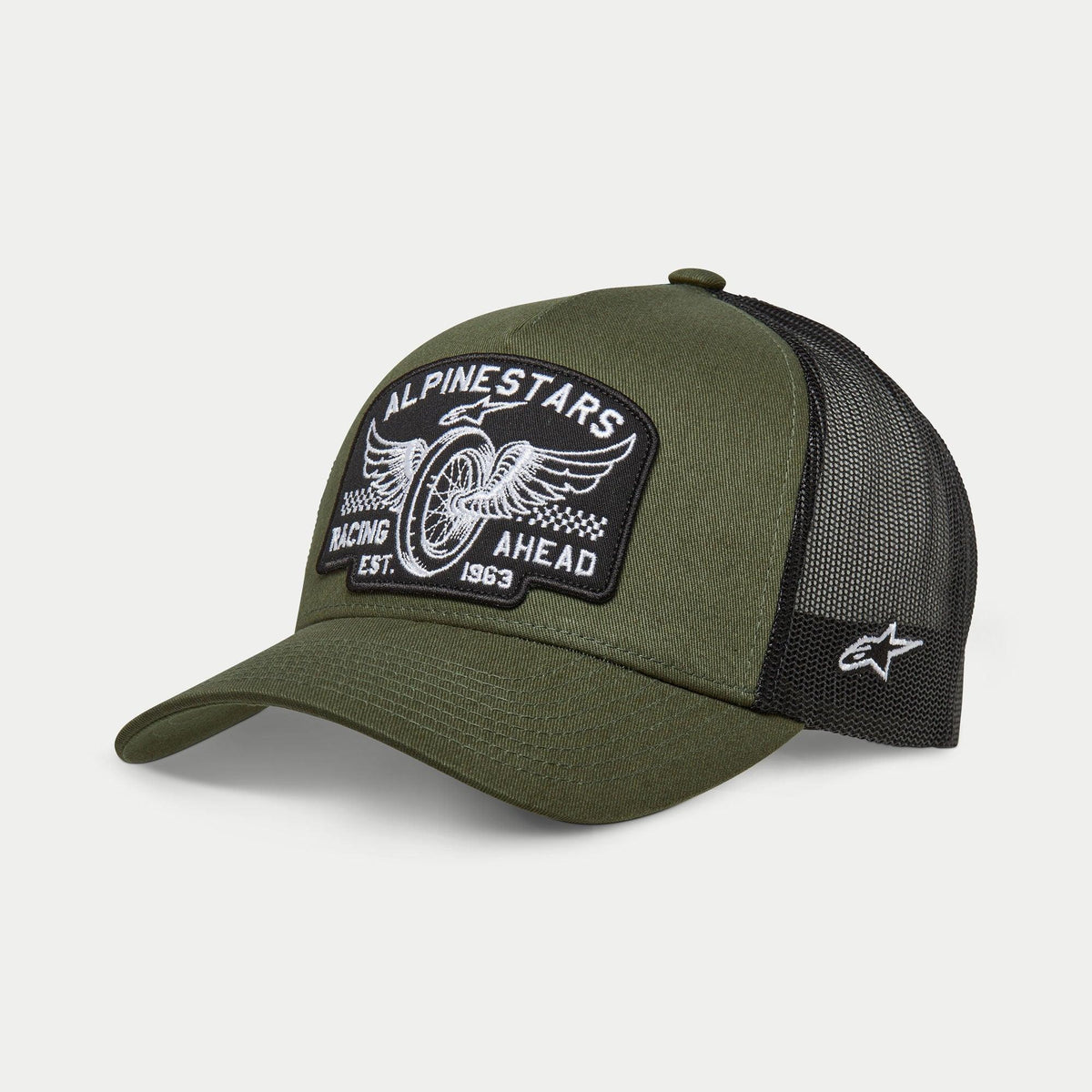 Casquette Trucker Alpinestars Heritage Patch, noir militaire et vert olive, visière incurvée avec couronne structurée, grand écusson brodé à l'avant avec motif de roue de moto vintage et inscription « Racing Ahead », dos en maille noire avec logo Ageless blanc sur le côté.