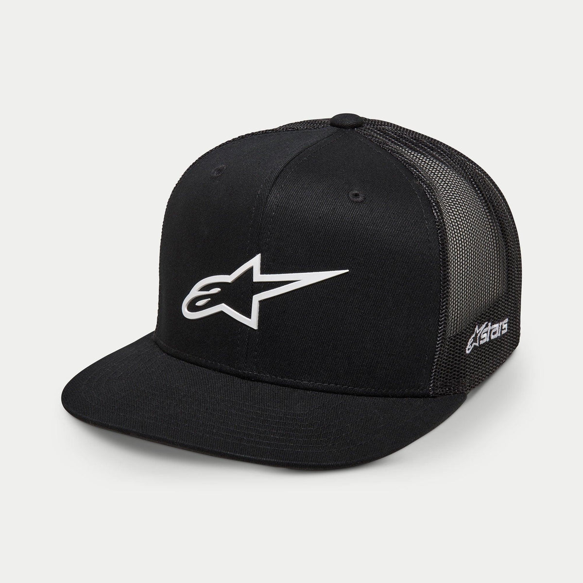 Alpinestars 3D Ageless Trucker Hat, noir et blanc, couronne structurée avec visière plate, arrière en maille poly, arborant un grand logo Ageless blanc brodé en 3D sur le devant et logo Astars sur le côté, casquette décontractée style motorsport lifestyle