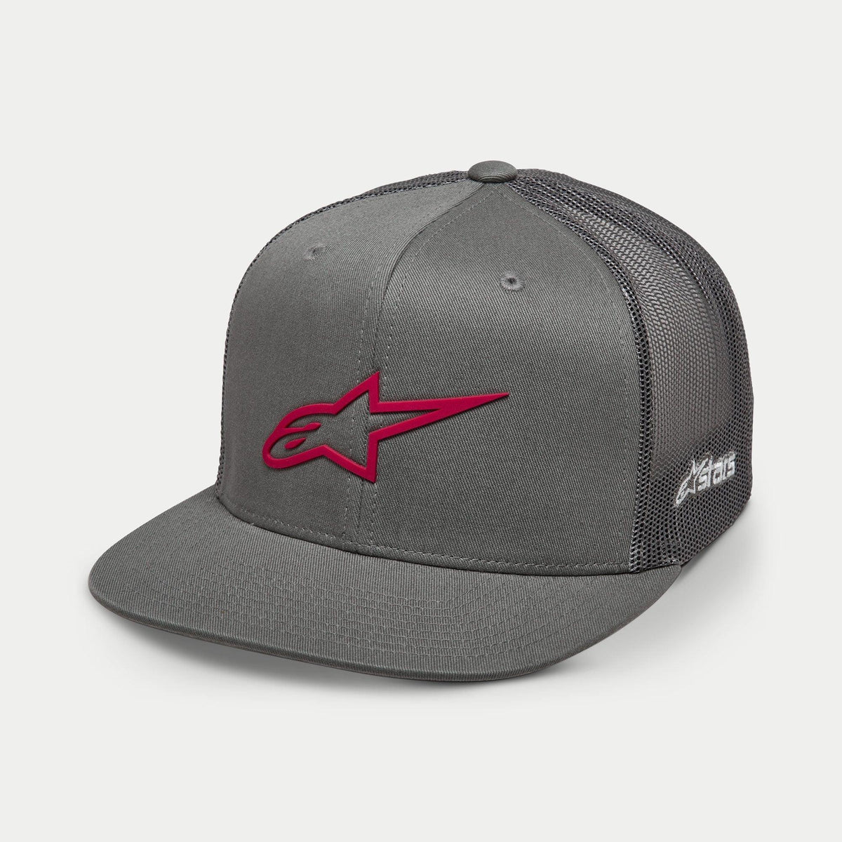 Casquette Trucker Alpinestars 3D Ageless, grise avec logo rouge, visière plate, couronne structurée, avant en sergé avec arrière en filet gris, logo brodé 3D rouge, couvre-chef décontracté inspiré du sport automobile