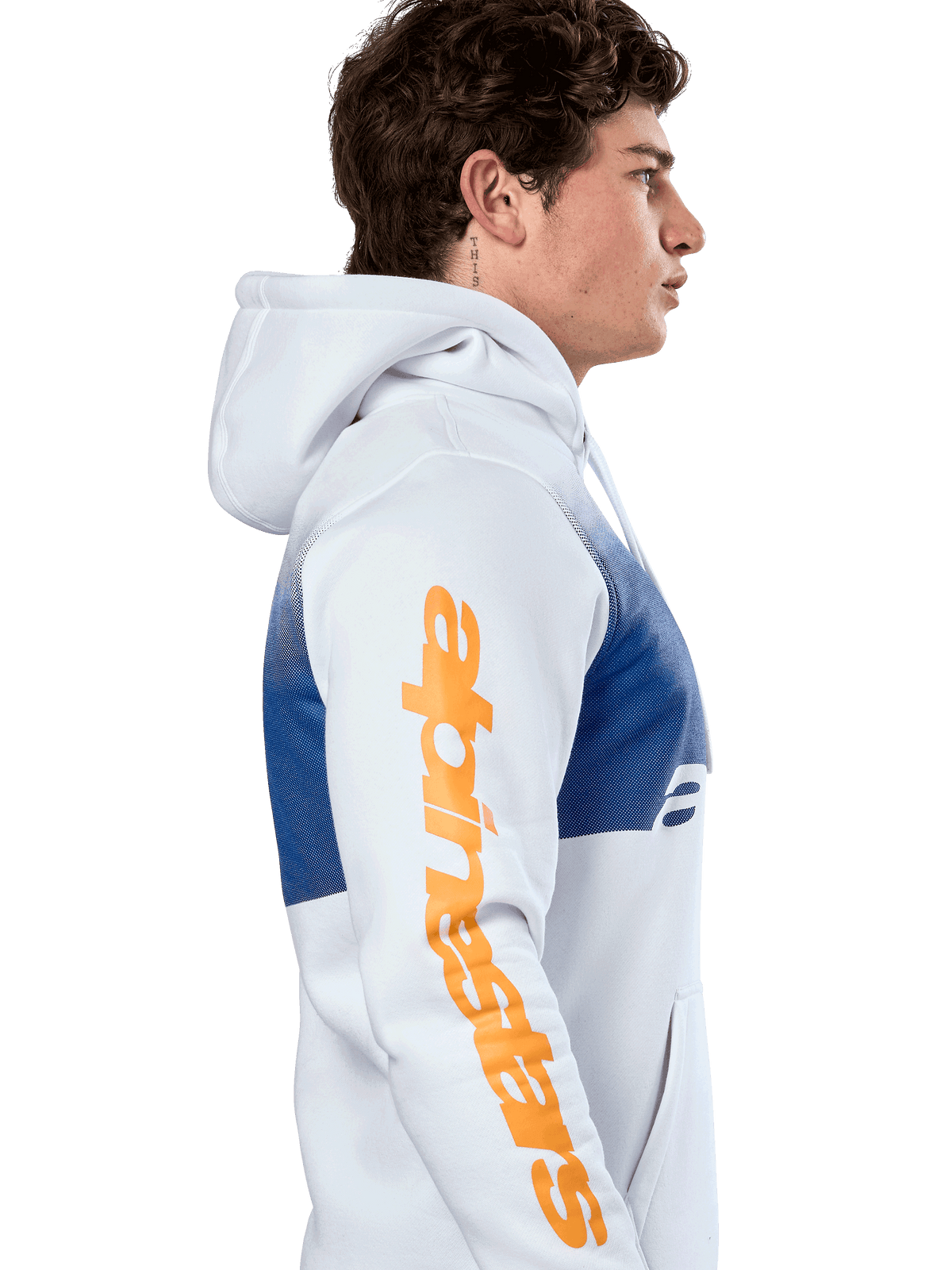 Alpinestars Specter Hoodie, streetwear décontracté, blanc avec imprimé dégradé bleu, grand lettrage Alpinestars orange sur la manche, profil latéral d'un homme portant le sweat à capuche