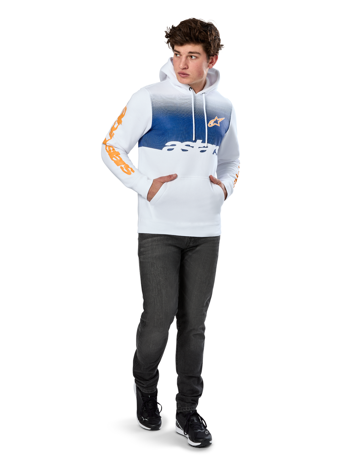 Sweat à capuche Alpinestars Specter, polaire blanche à enfiler avec imprimé dégradé bleu, logo HD orange à l'avant et lettrages sur les manches, doté d'une poche kangourou et d'une capuche à cordon, porté avec un jean foncé pour un look décontracté inspiré du sport automobile.