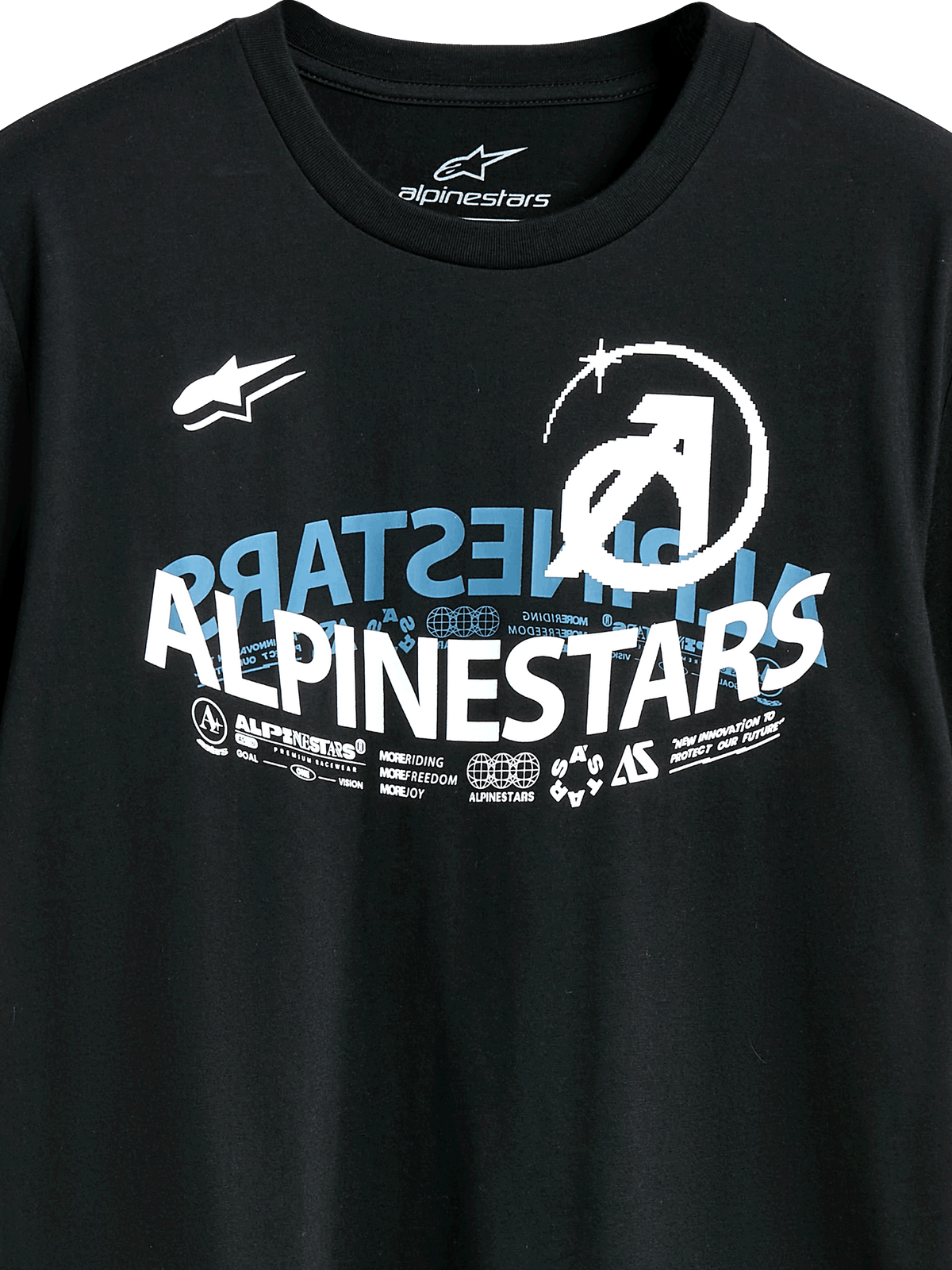 T-shirt Alpinestars Semicircle CSF, t-shirt à manches courtes, noir, avec un graphique Alpinestars incurvé complexe blanc et bleu, icônes techniques et slogans, streetwear motorsport décontracté