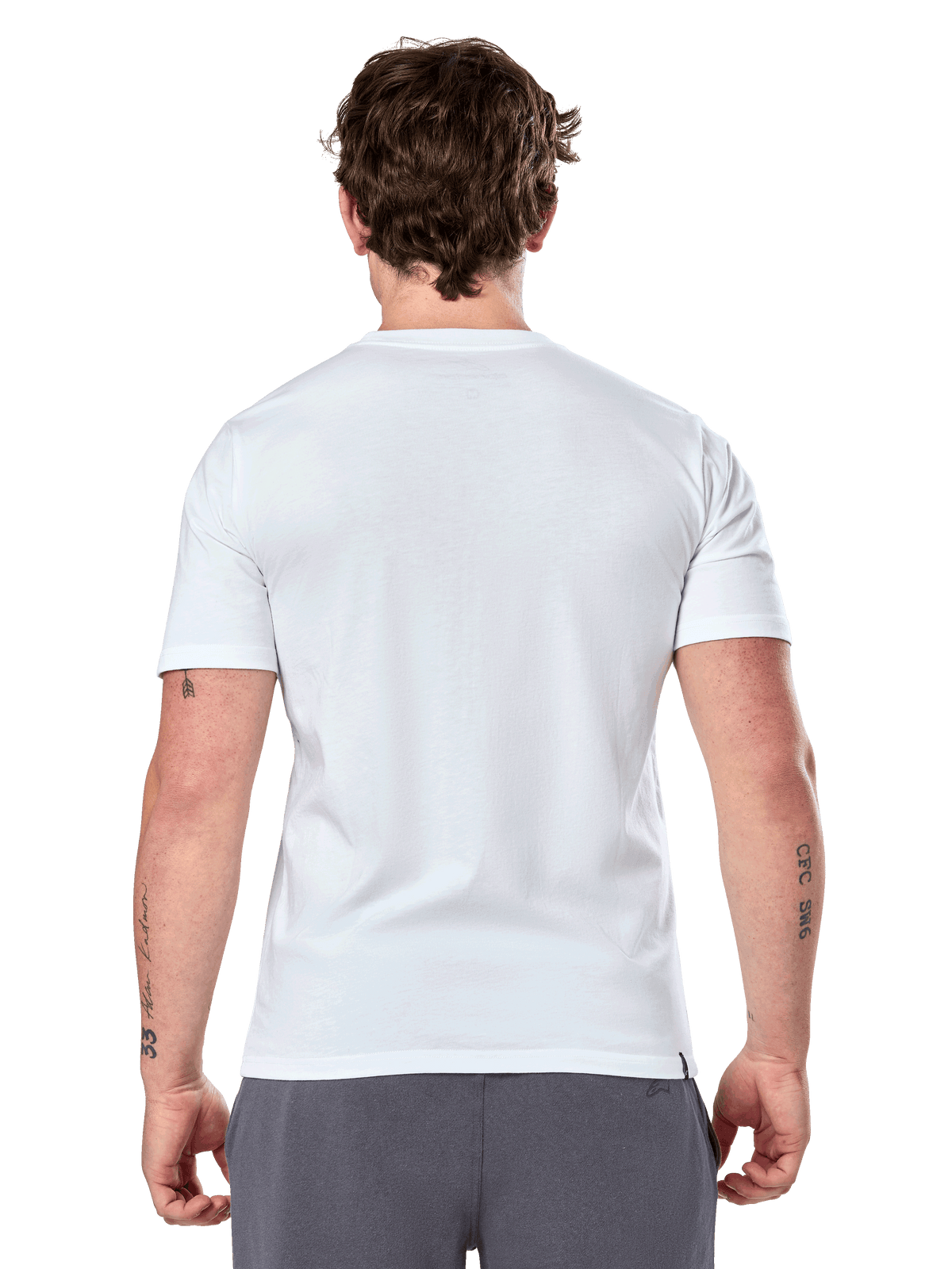 Alpinestars Geografica CSF Tee, t-shirt à manches courtes, blanc, vue de dos, porté par un mannequin avec un pantalon gris, streetwear motorsport décontracté