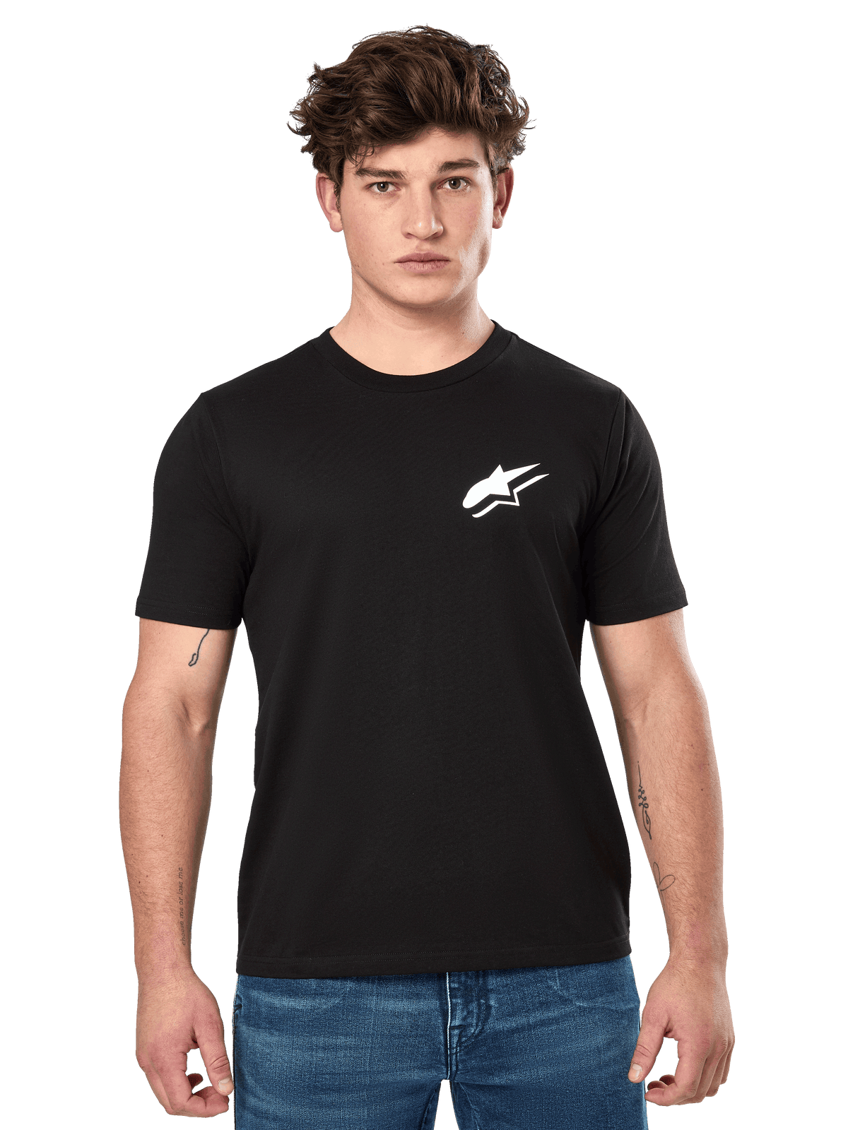 T-shirt Alpinestars Formulate CSF à manches courtes, noir, porté par un modèle masculin avec un jean bleu, arborant un logo Astars blanc sur la poitrine, vêtement décontracté inspiré du sport automobile