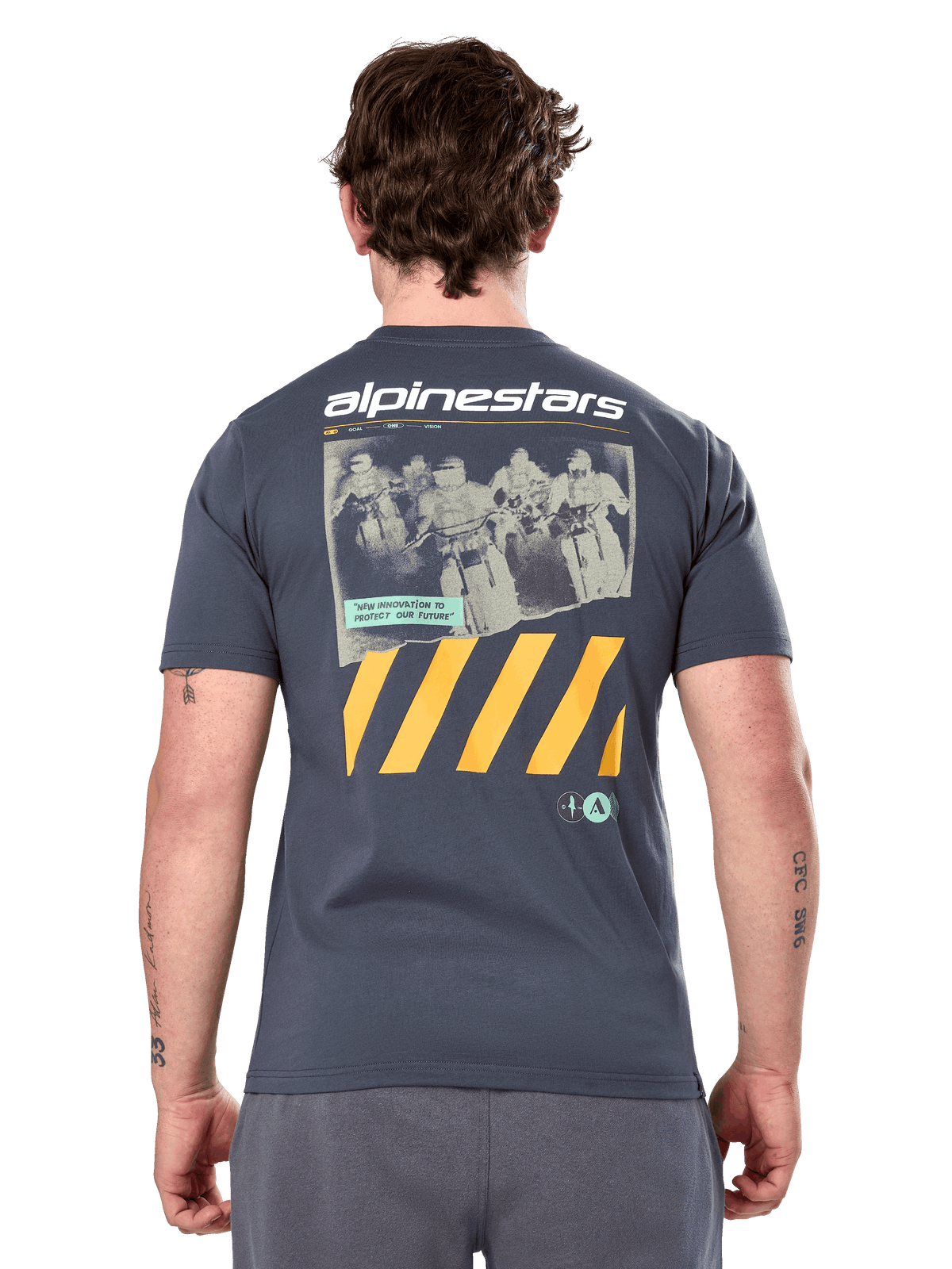 T-shirt Alpinestars No Barrier Csf, t-shirt à manches courtes, gris anthracite, grand graphique au dos avec photographie de motocross effet vieilli et bandes diagonales jaunes, sportswear décontracté
