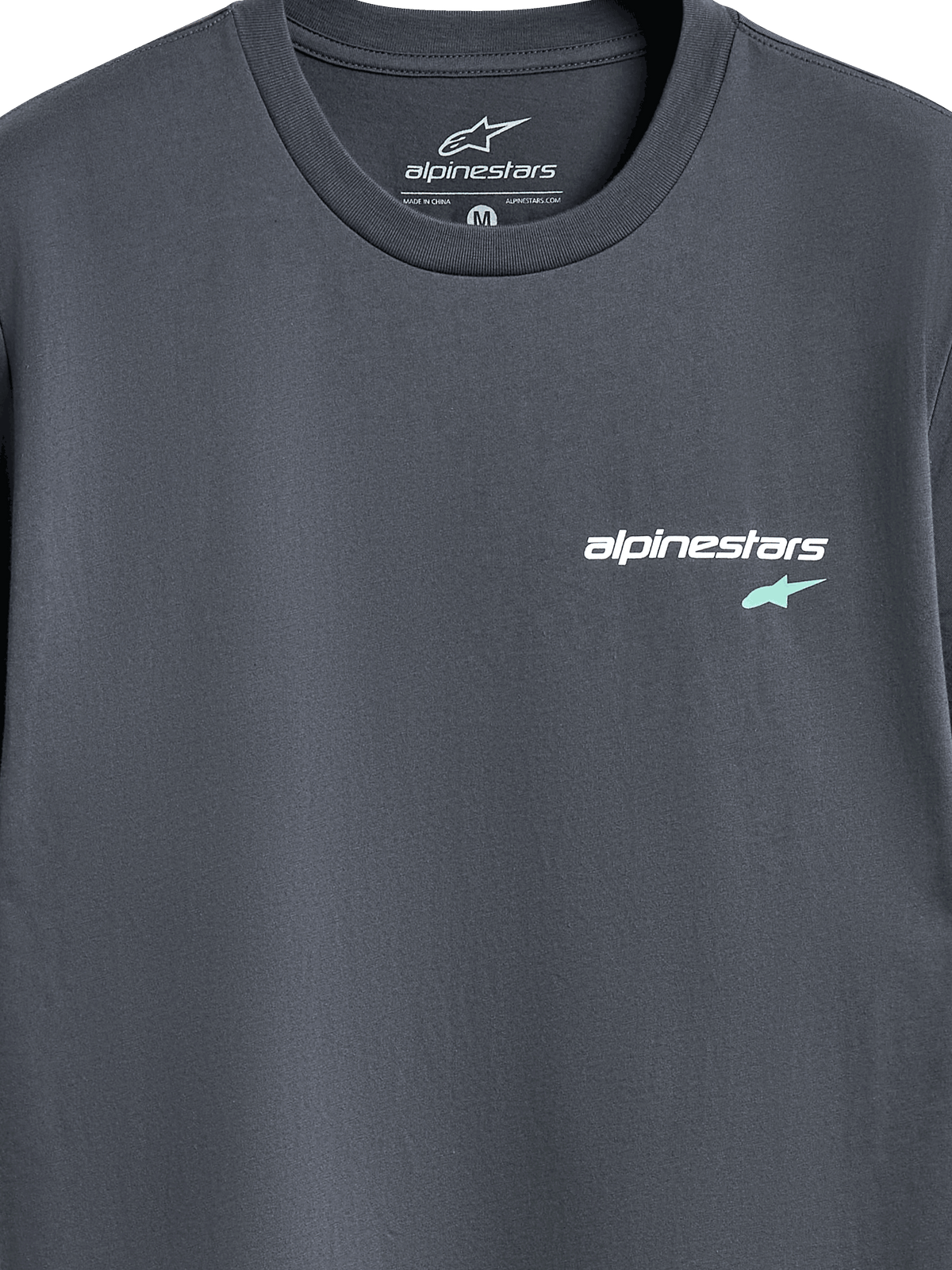 Alpinestars No Barrier CSF Tee, t-shirt à manches courtes, anthracite, gros plan du logo sur la poitrine avec texte Alpinestars blanc et symbole d'étoile bleu clair, vêtement streetwear décontracté
