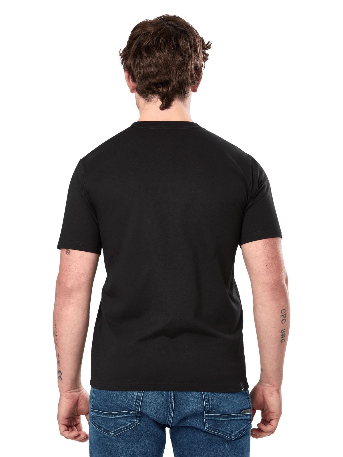T-shirt Alpinestars Dot Carbon CSF, t-shirt à manches courtes, noir, vue de dos sur mannequin montrant un dos uni et une coupe décontractée, porté avec un jean bleu, streetwear inspiré du sport automobile