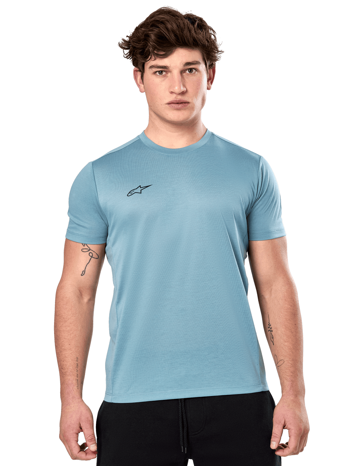 T-shirt Alpinestars Point Performance, t-shirt à manches courtes, bleu glacier, avec un petit logo noir sur la poitrine, porté par un mannequin avec un short noir, vêtement de sport performant et décontracté