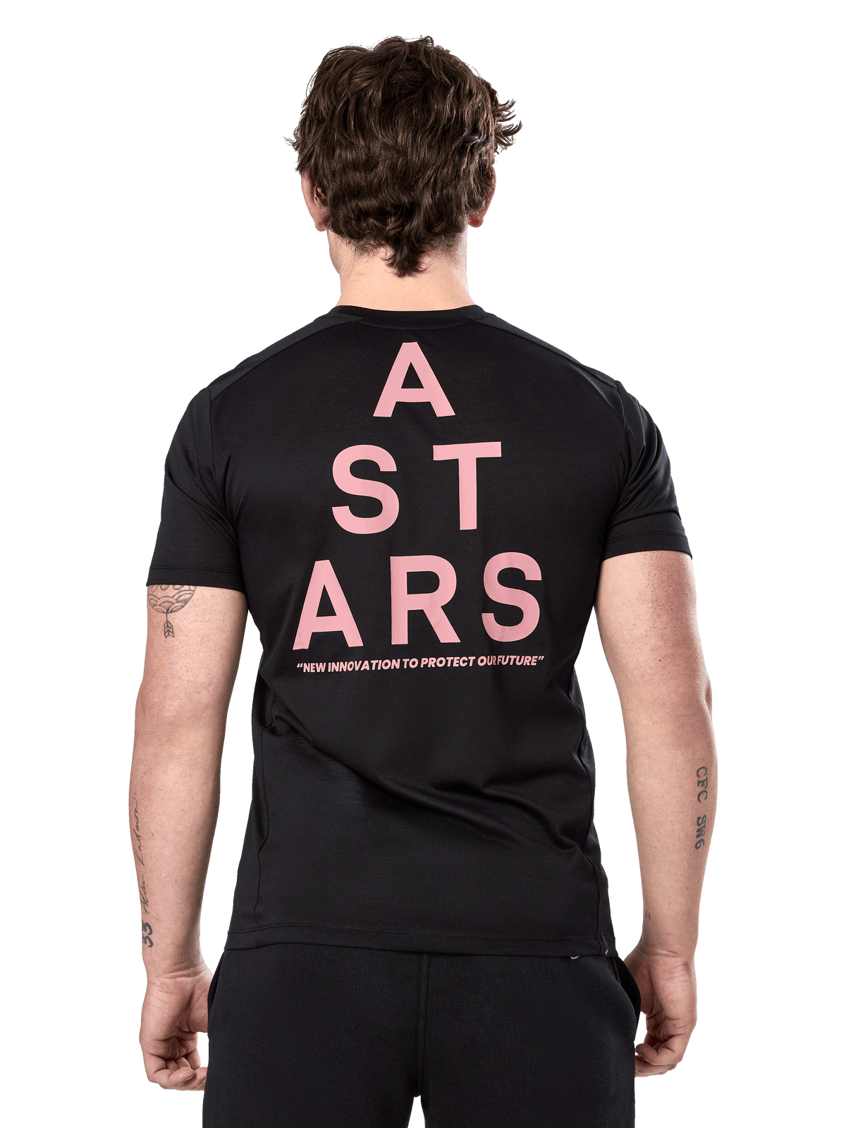 T-shirt Performance Attrition Alpinestars, t-shirt à manches courtes, noir, vue de dos présentant une grande typographie ASTARS rose verticale et un slogan, vêtement de sport performant