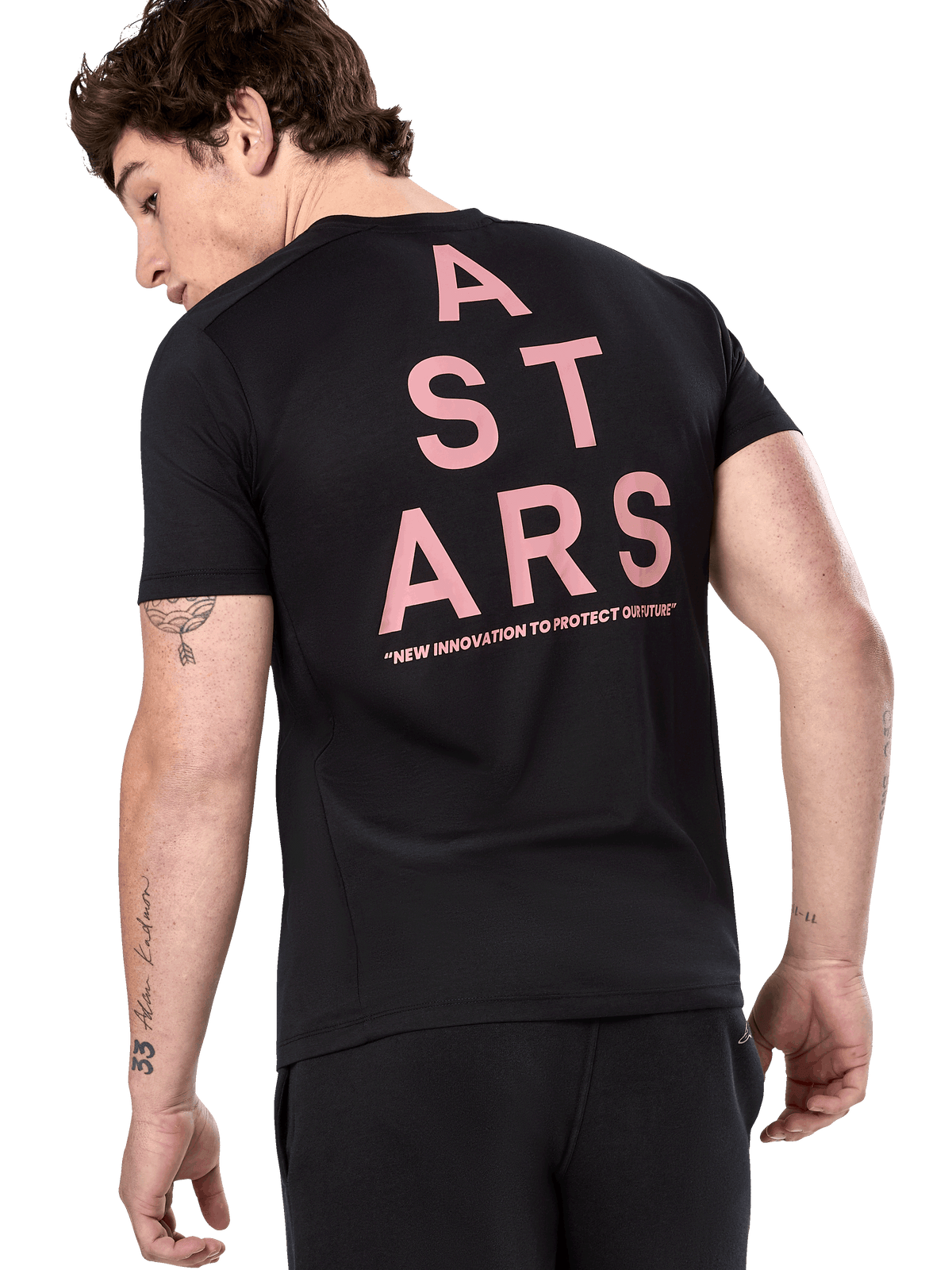 Alpinestars Attrition Performance Tee, t-shirt à manches courtes, noir, vue arrière avec grand graphique ASTARS rose vertical et slogan « NEW INNOVATION TO PROTECT OUR FUTURE », sportswear technique décontracté