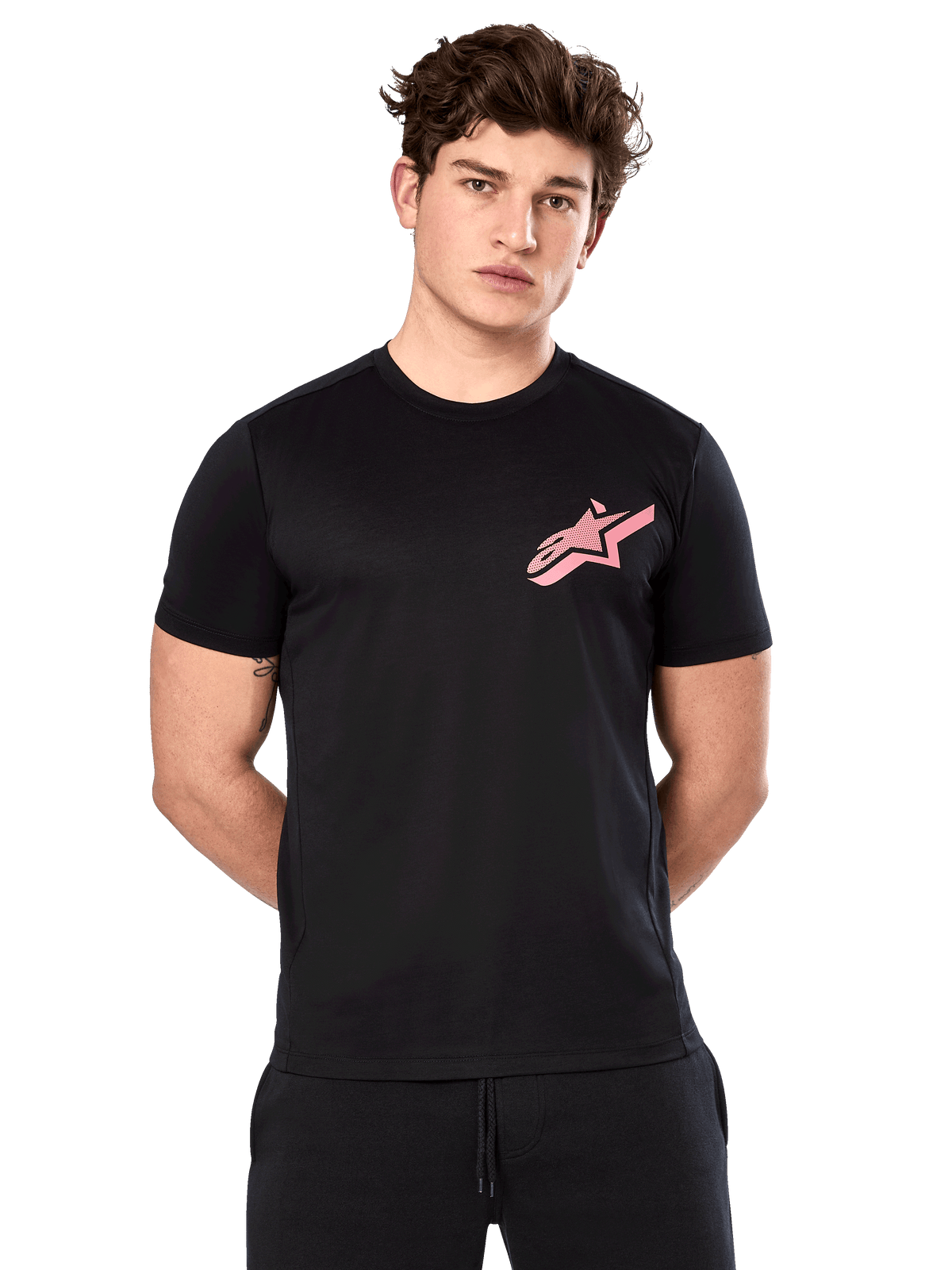 Alpinestars Attrition Performance Tee, t-shirt à manches courtes, noir avec logo Astars rose sur la poitrine, porté par un mannequin homme, vêtement de performance décontracté pour sport automobile
