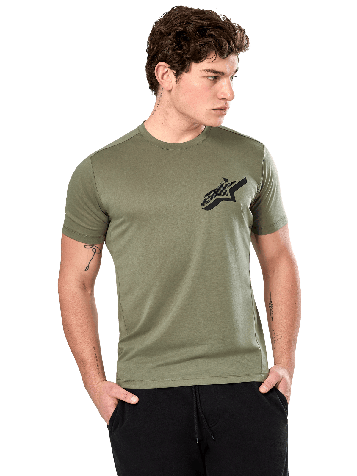 T-shirt Performance Attrition Alpinestars, t-shirt à manches courtes, vert clair, logo Astars noir sur la poitrine, porté par un mannequin avec un pantalon noir, vêtement de sport performant et décontracté