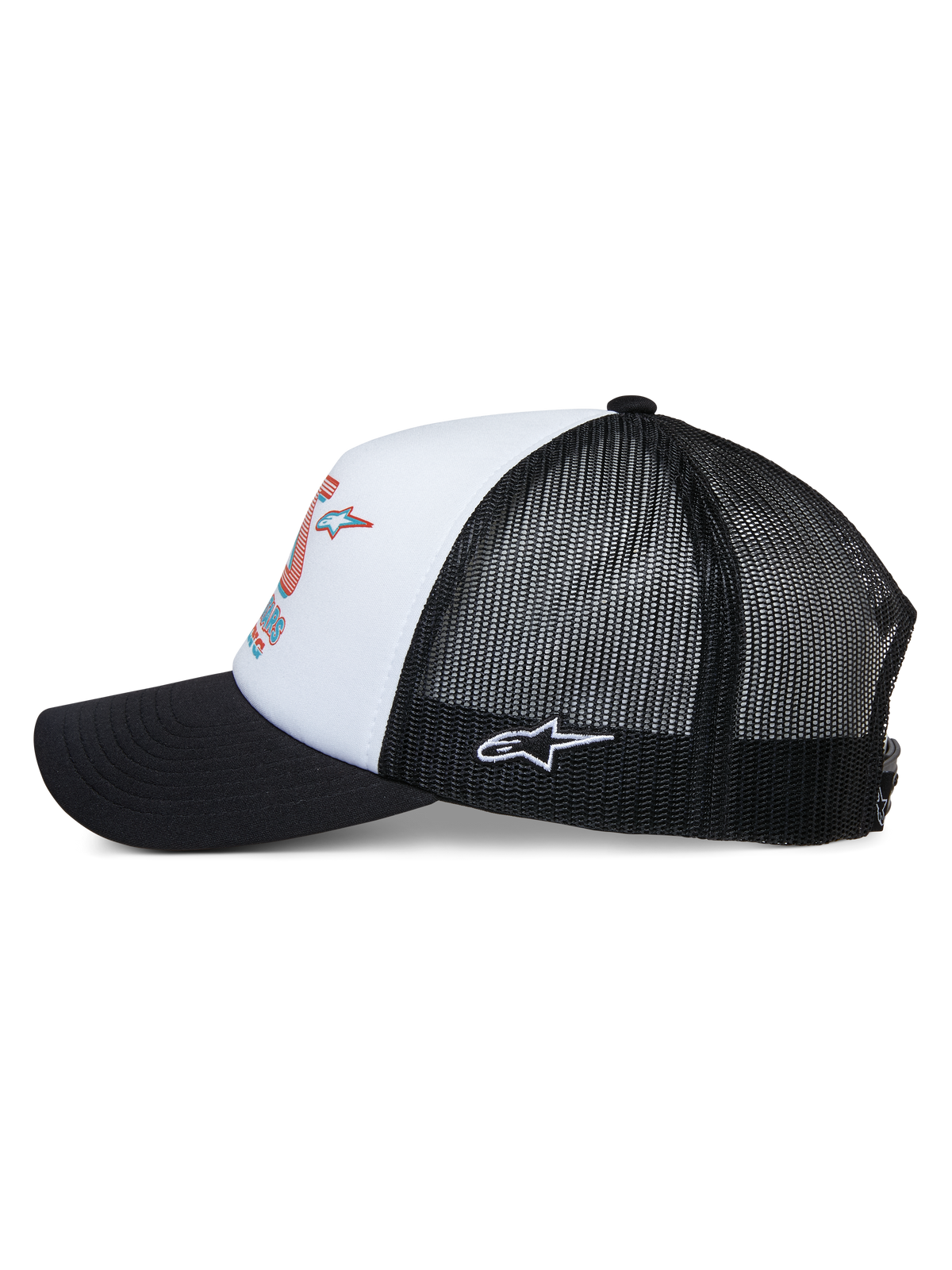 Casquette Trucker Alpinestars Ayess, vue de côté, couronne en mousse blanche avec imprimé racing coloré, visière courbée noire, empiècements arrière en filet noir avec logo Astar blanc brodé sur le côté, couvre-chef décontracté inspiré du sport automobile