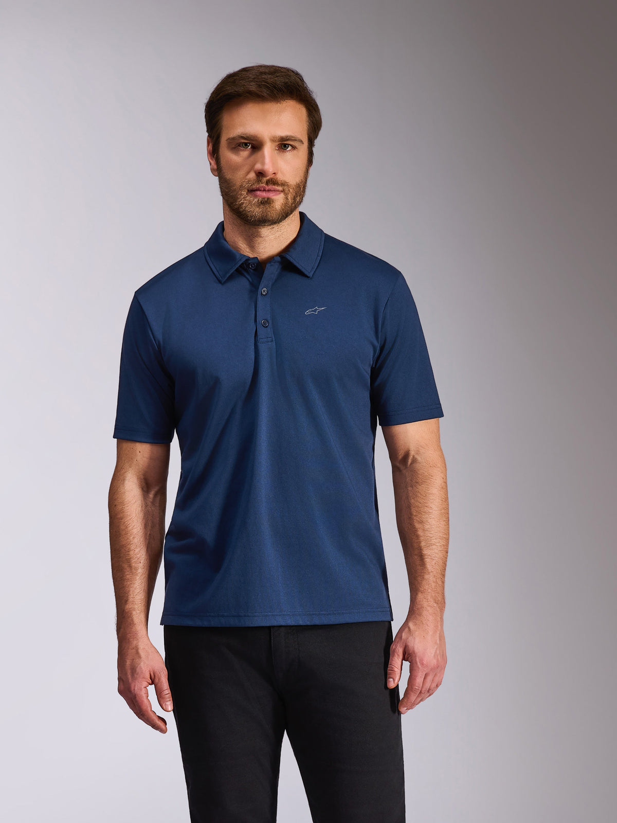 Polo Sport Impetus Alpinestars, bleu marine, polo à manches courtes, patte à 3 boutons en maille imitation, petit logo Astars blanc sur la poitrine, vêtement lifestyle décontracté inspiré du sport automobile