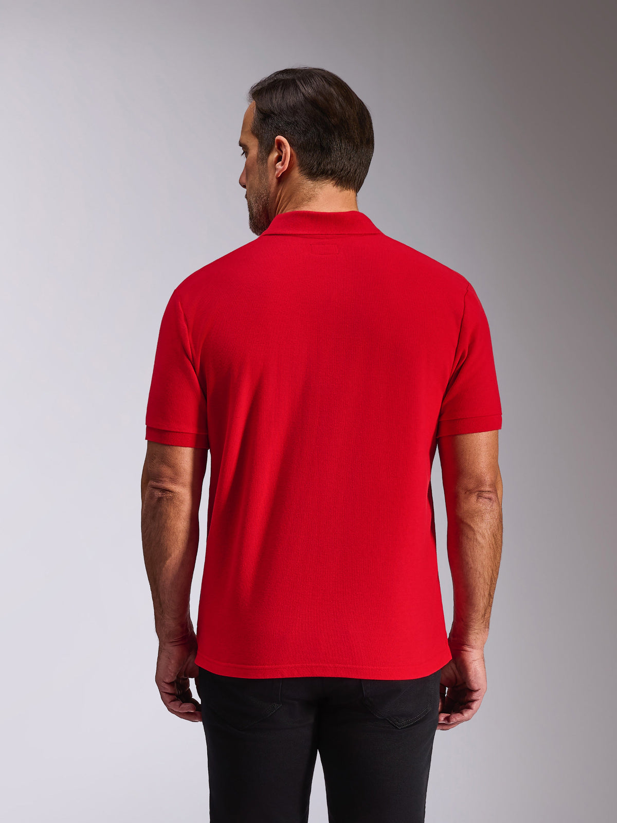 Polo Classique Endeavor Alpinestars, polo à manches courtes, rouge, vue de dos sur modèle, avec col et poignets côtelés, streetwear décontracté inspiré du sport automobile