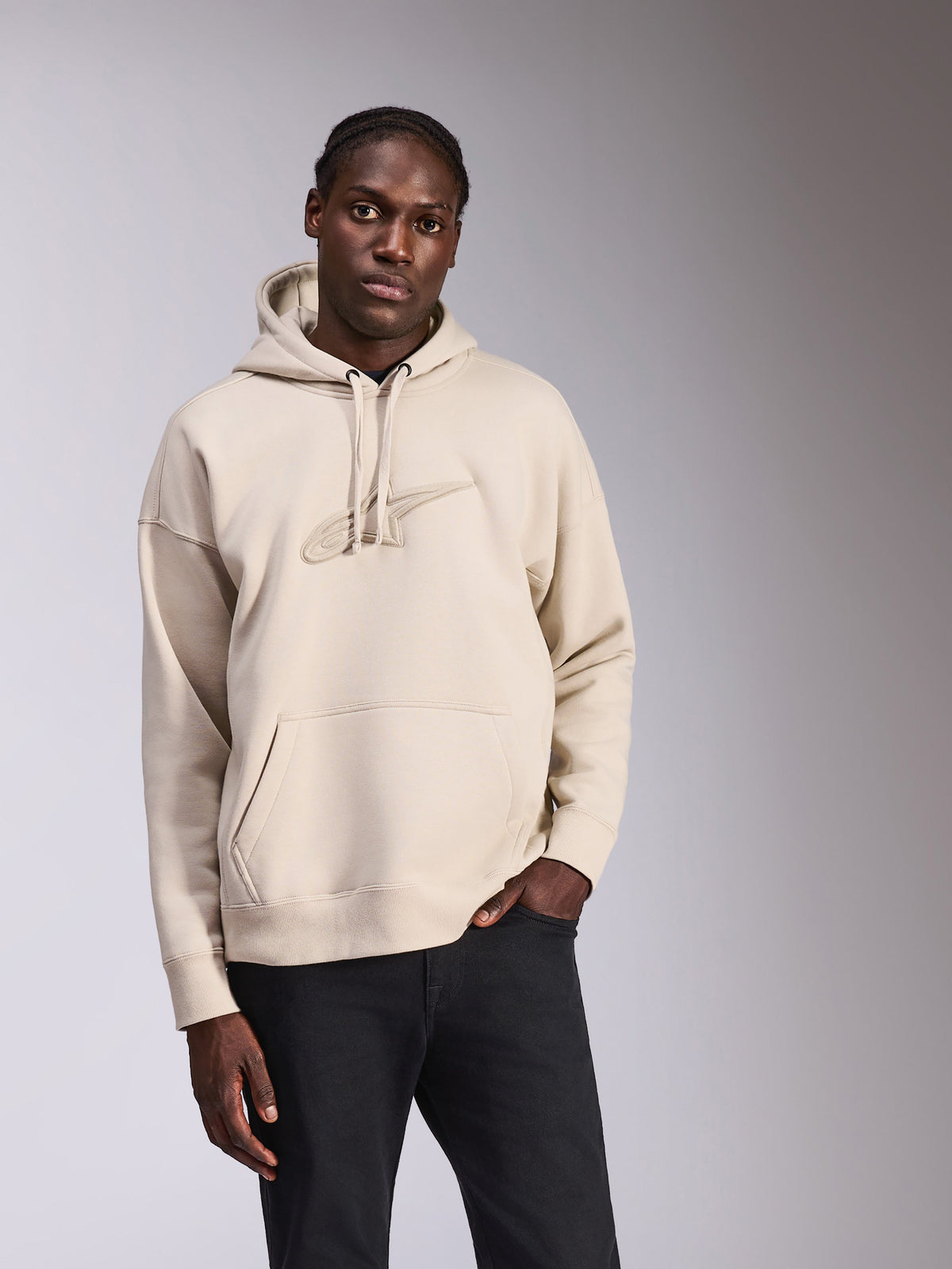 Sweat à capuche Alpinestars Emergent Oversized, style streetwear décontracté, polaire blanc cassé avec logo brodé en 3D ton sur ton, poche kangourou, capuche à cordon de serrage, coupe ample pour une silhouette moderne