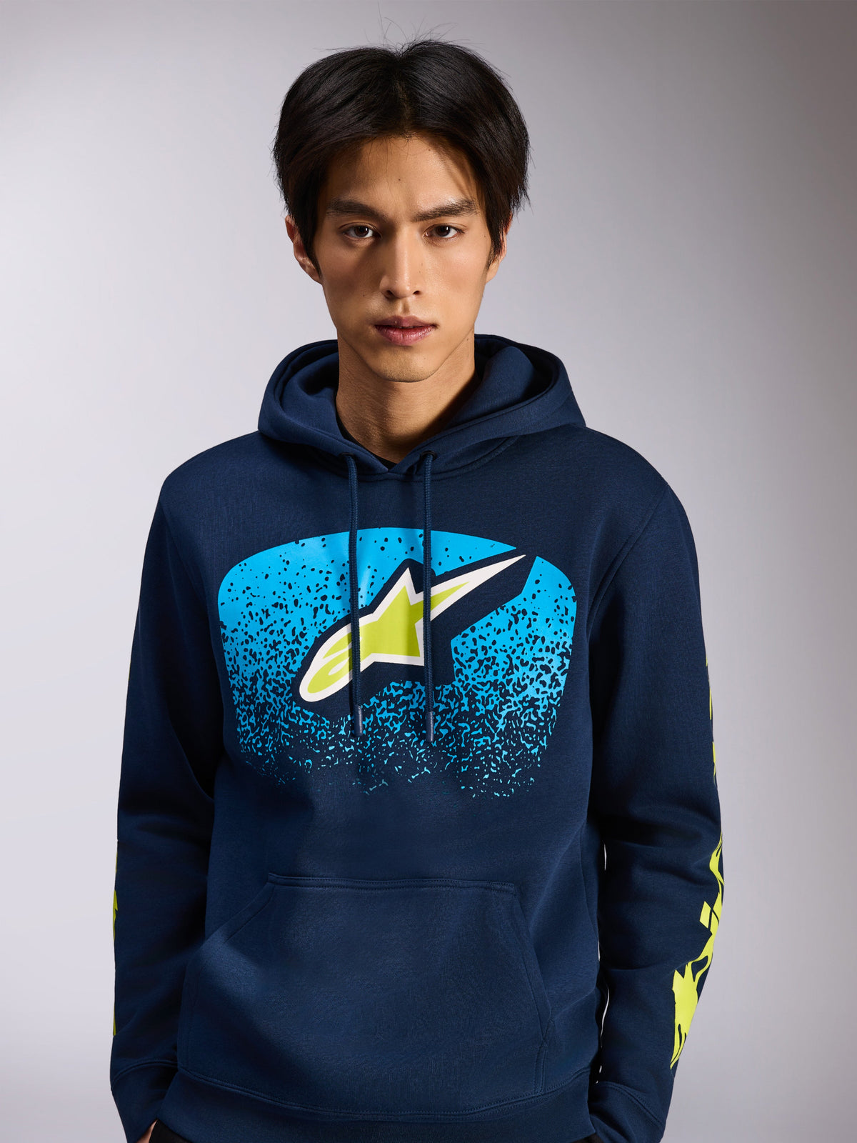 Alpinestars Obsessed Hoodie, sweat à capuche en polaire bleu marine, logo Astars à l'avant avec dégradé MX bleu et accents vert citron, logos jaunes sur les manches, streetwear décontracté inspiré des sports mécaniques