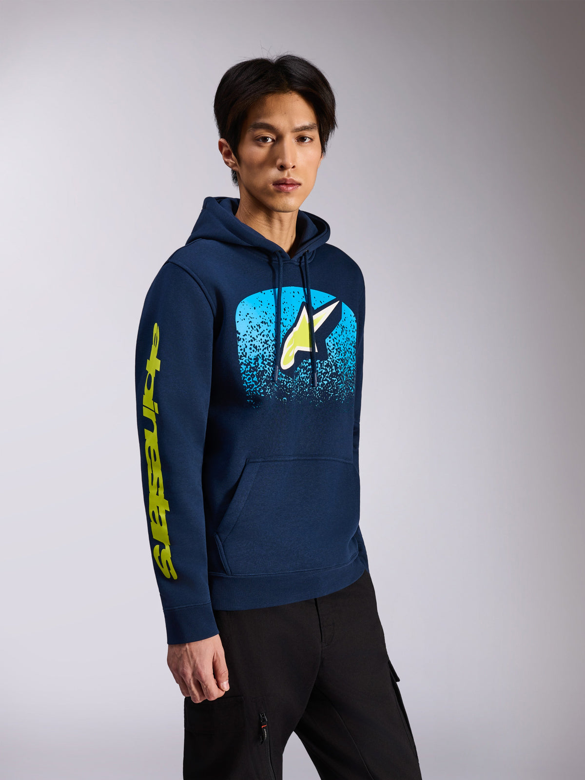 Sweat à capuche Alpinestars Obsessed, bleu marine, sweat en polaire à enfiler, logo Astars à l'avant avec dégradé MX bleu clair et marquage jaune sur la manche, capuche à cordon, streetwear décontracté inspiré du sport automobile