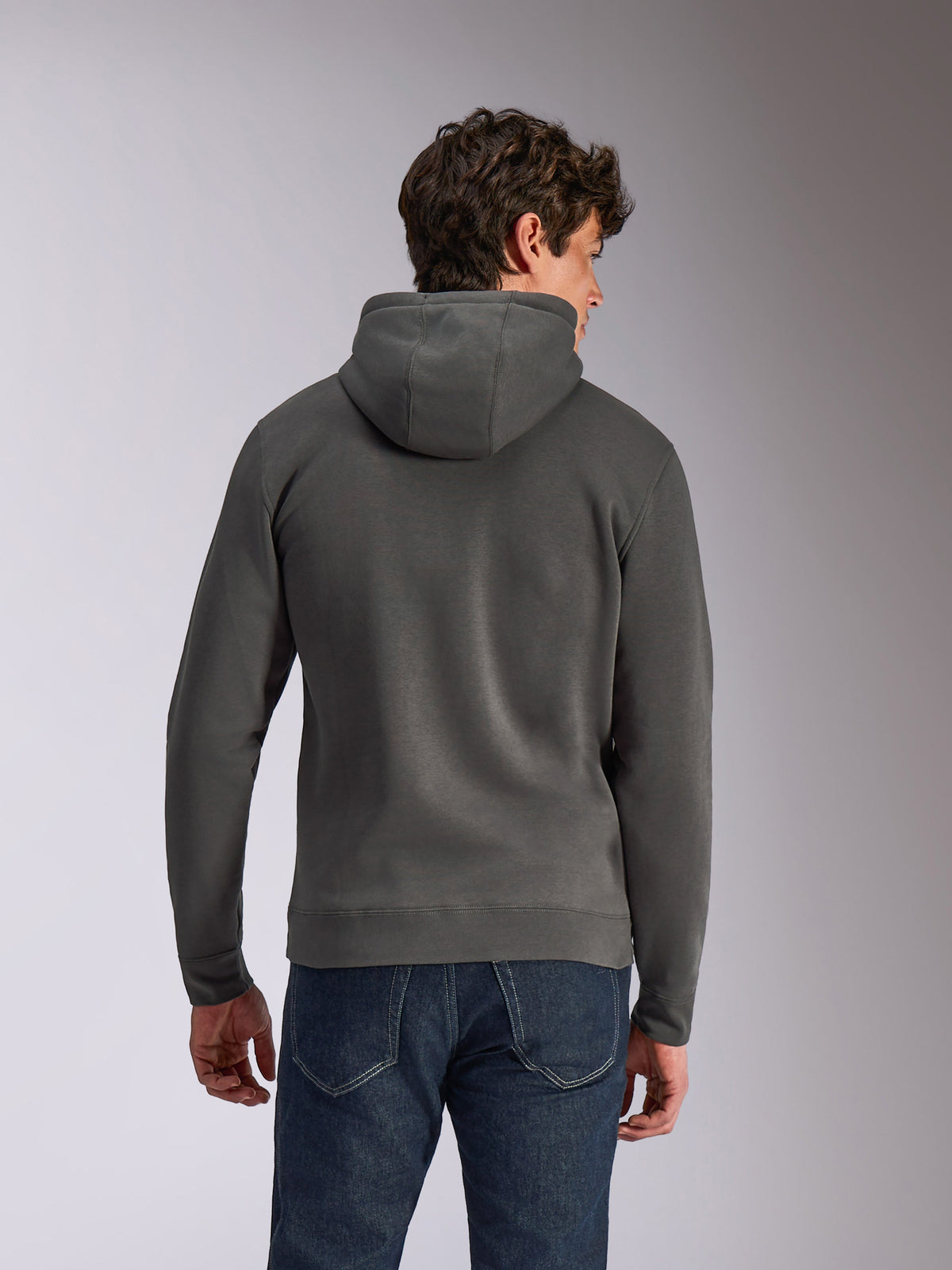 Sweat à capuche Ellipsoid Alpinestars, gris Gunmetal, vêtement de sport décontracté, vue arrière d'un homme portant un sweat à capuche en polaire, ourlet et poignets côtelés, associé à un jean bleu
