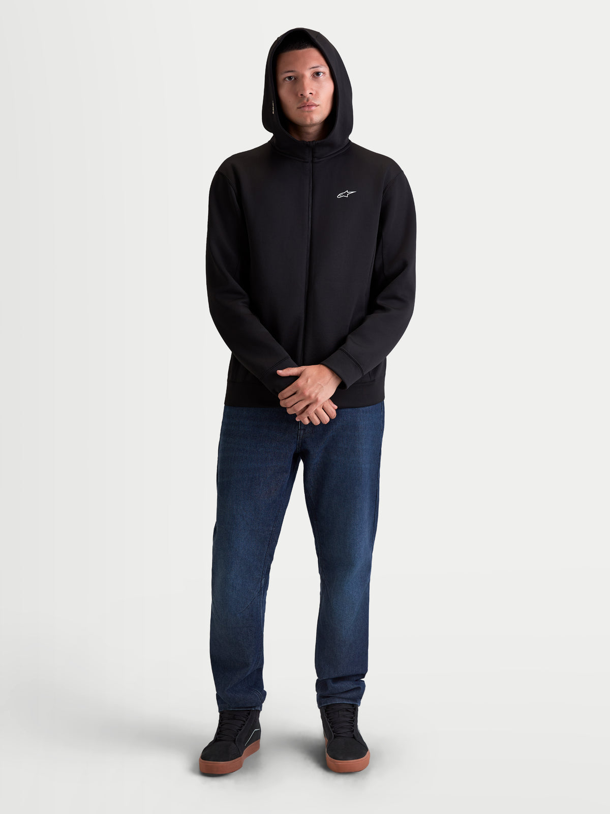 Alpinestars Sweat à capuche Cypher, sweat à capuche de sportswear pour homme, noir, fermeture éclair intégrale, col haut avec capuche doublée en mesh, petit logo Astars blanc sur la poitrine, polaire double face, porté par un modèle pour un look décontracté.