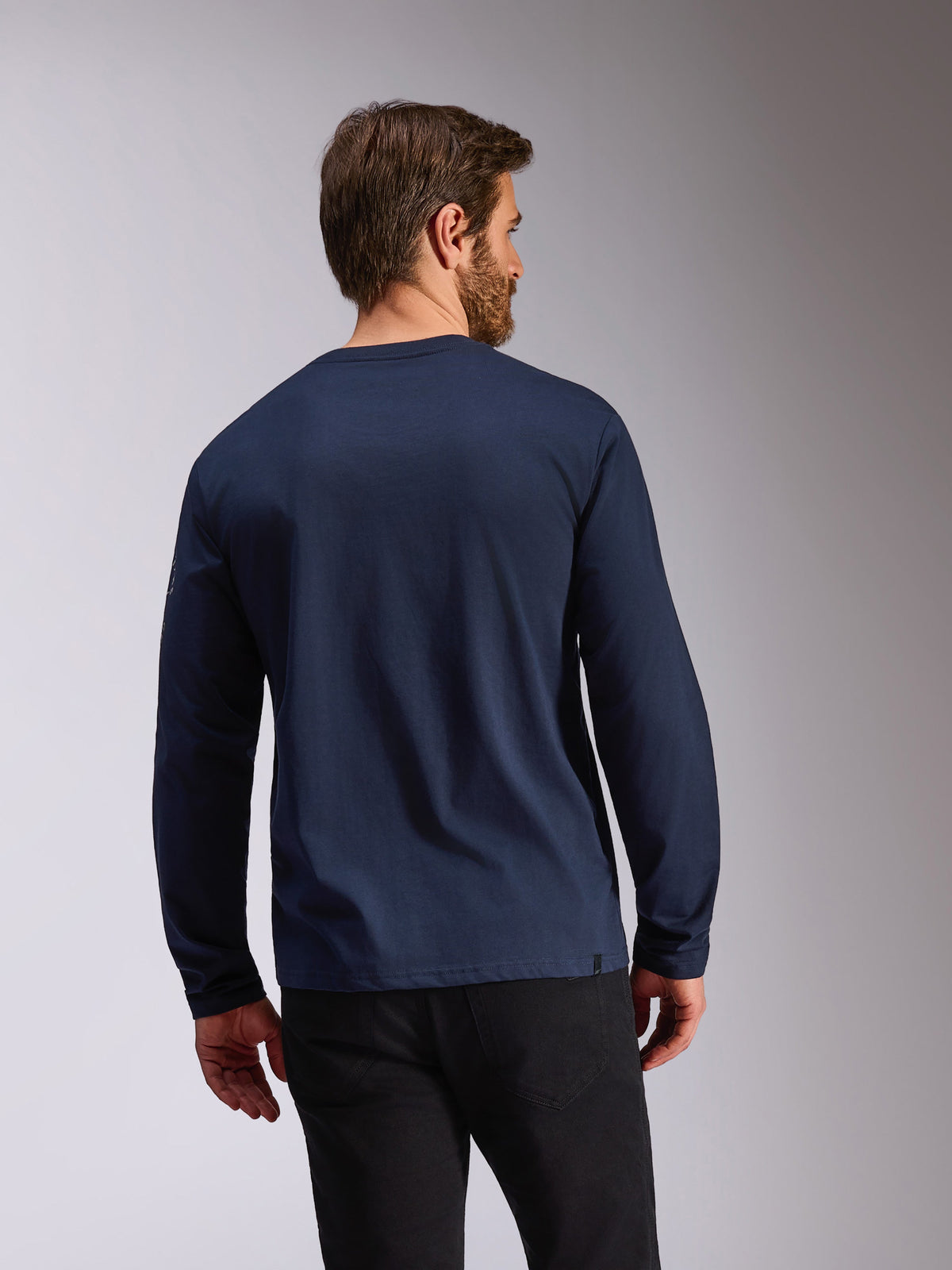 T-shirt à manches longues Alpinestars Mandatory CSF, bleu marine, vue de dos d'un homme portant un t-shirt décontracté à col rond et manches longues, avec un logo sur la manche, vêtement de sport d'inspiration sport automobile