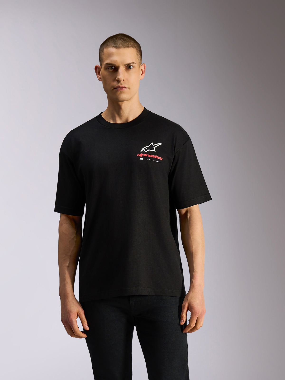 Alpinestars Overhang Oversized CSF Tee, t-shirt à manches courtes, noir, avec logo Astars blanc et mot-symbole Alpinestars rouge sur la poitrine, streetwear décontracté inspiré du sport automobile