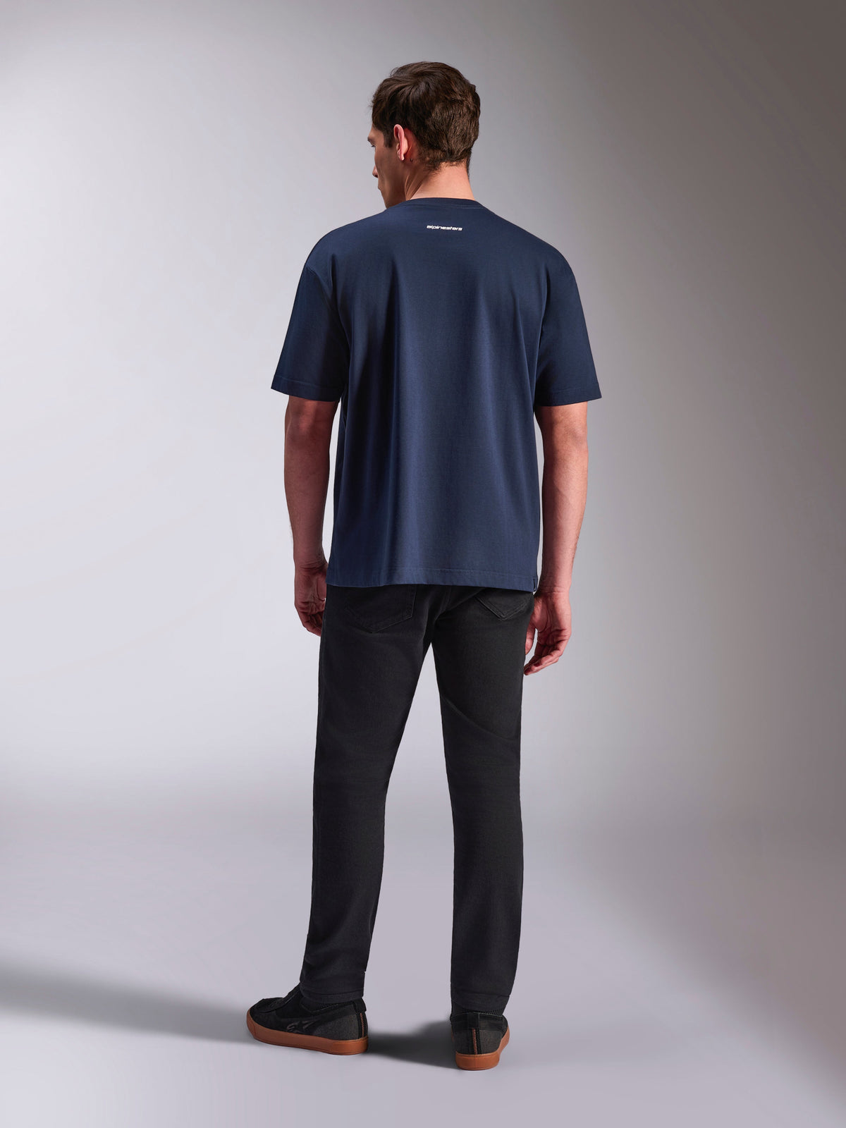 T-shirt Alpinestars Focused Oversized CSF, t-shirt à manches courtes, bleu marine, vue de dos avec petit logo Alpinestars blanc sur le haut du dos, silhouette oversize décontractée, style streetwear décontracté inspiré du sport automobile