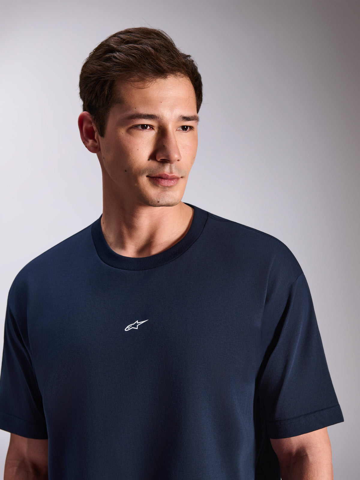 Alpinestars Focused Oversized CSF Tee, t-shirt à manches courtes, bleu marine, avec un petit logo Astars blanc au centre de la poitrine, style streetwear décontracté inspiré du sport automobile