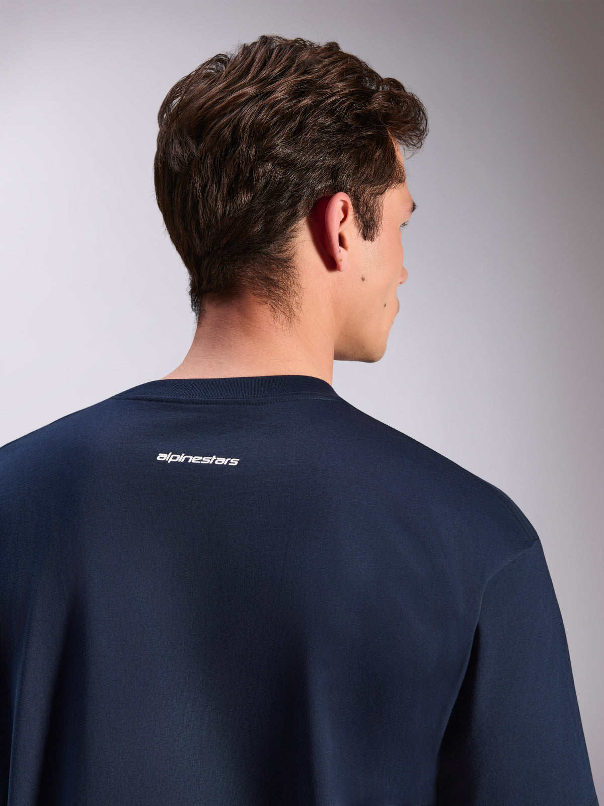 T-shirt Alpinestars Focused Oversized CSF, t-shirt à manches courtes, bleu marine, arborant un petit logo Alpinestars blanc sur le haut du dos, coupe surdimensionnée, streetwear décontracté motorsport