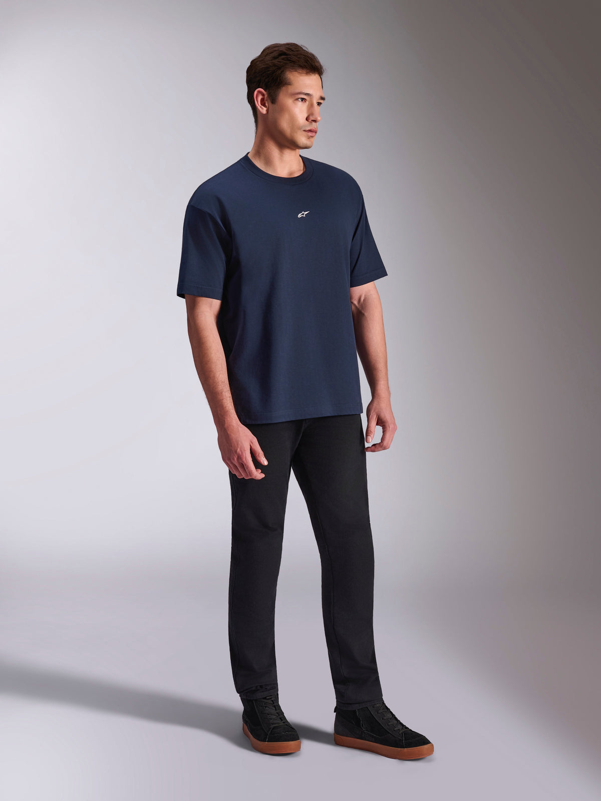 T-shirt Alpinestars Focused Oversized CSF, t-shirt à manches courtes, bleu marine, petit logo Astars blanc sur la poitrine, silhouette surdimensionnée, style streetwear décontracté porté avec un pantalon noir et des baskets