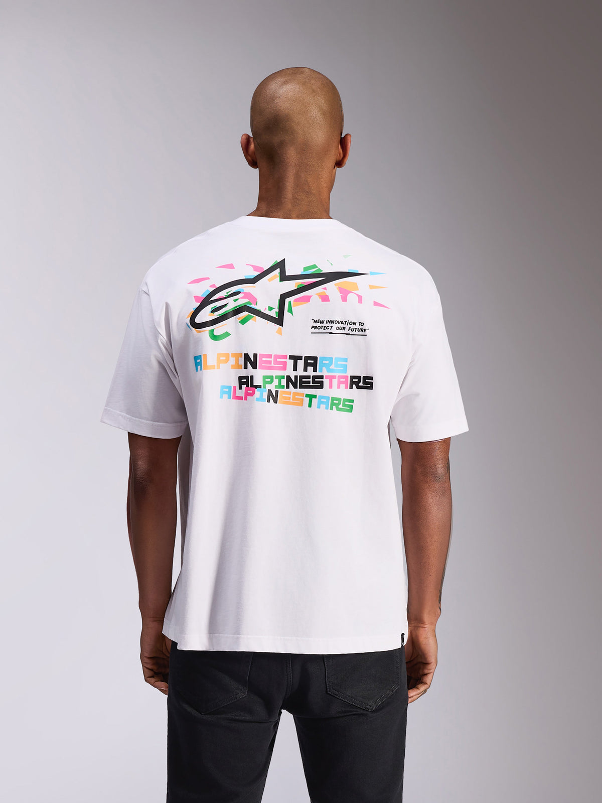 T-shirt Alpinestars Wild Oversized CSF, t-shirt à manches courtes, blanc, vue de dos avec logo Astars multicolore éclatant et imprimés textuels, coupe ample, streetwear décontracté inspiré du sport automobile